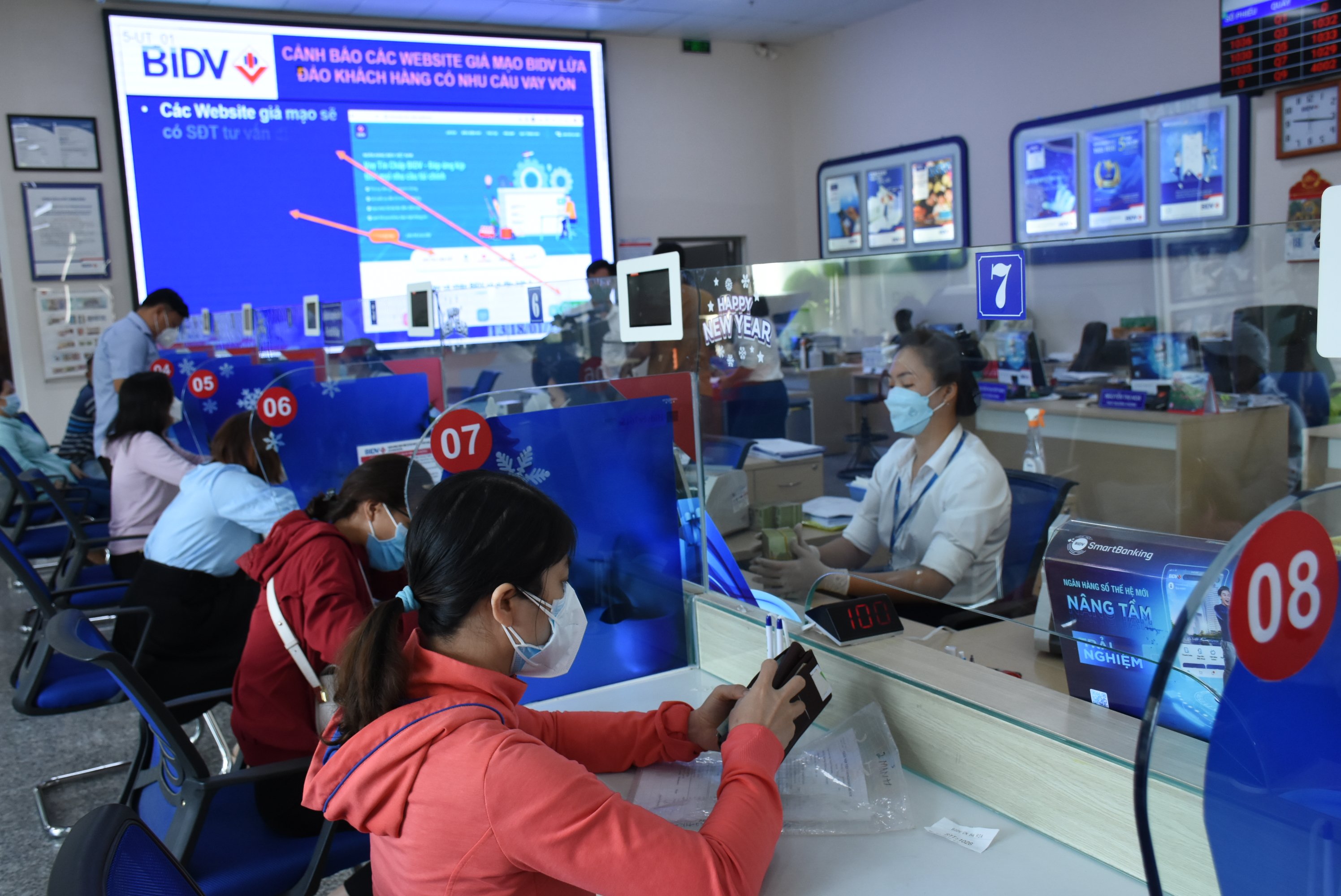 Đến nay, hệ thống BIDV trên địa bàn tỉnh đăng ký kế hoạch hỗ trợ lãi suất 57,6 tỷ đồng .  Trong ảnh: Khách hàng giao dịch tại BIDV Chi nhánh Bà Rịa.