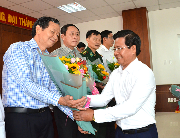 Ông Bùi Chí Thành, Ủy viên Ban Thường vụ Tỉnh ủy, Chủ tịch UBMTTQ Việt Nam tỉnh tặng hoa chúc mừng các ủy viên UBMTTQ Việt Nam tỉnh, nhiệm kỳ 2019 - 2024 được hội nghị hiệp thương bổ sung.