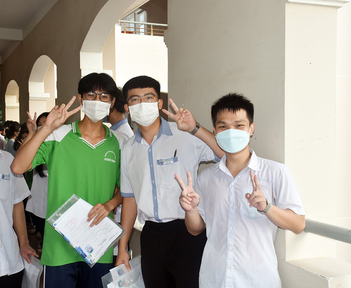 Các thí sinh tại điểm thi Trường THPT Minh Đạm, huyện Long Điền phấn khởi trước giờ thi. Ảnh: QUANG VINH