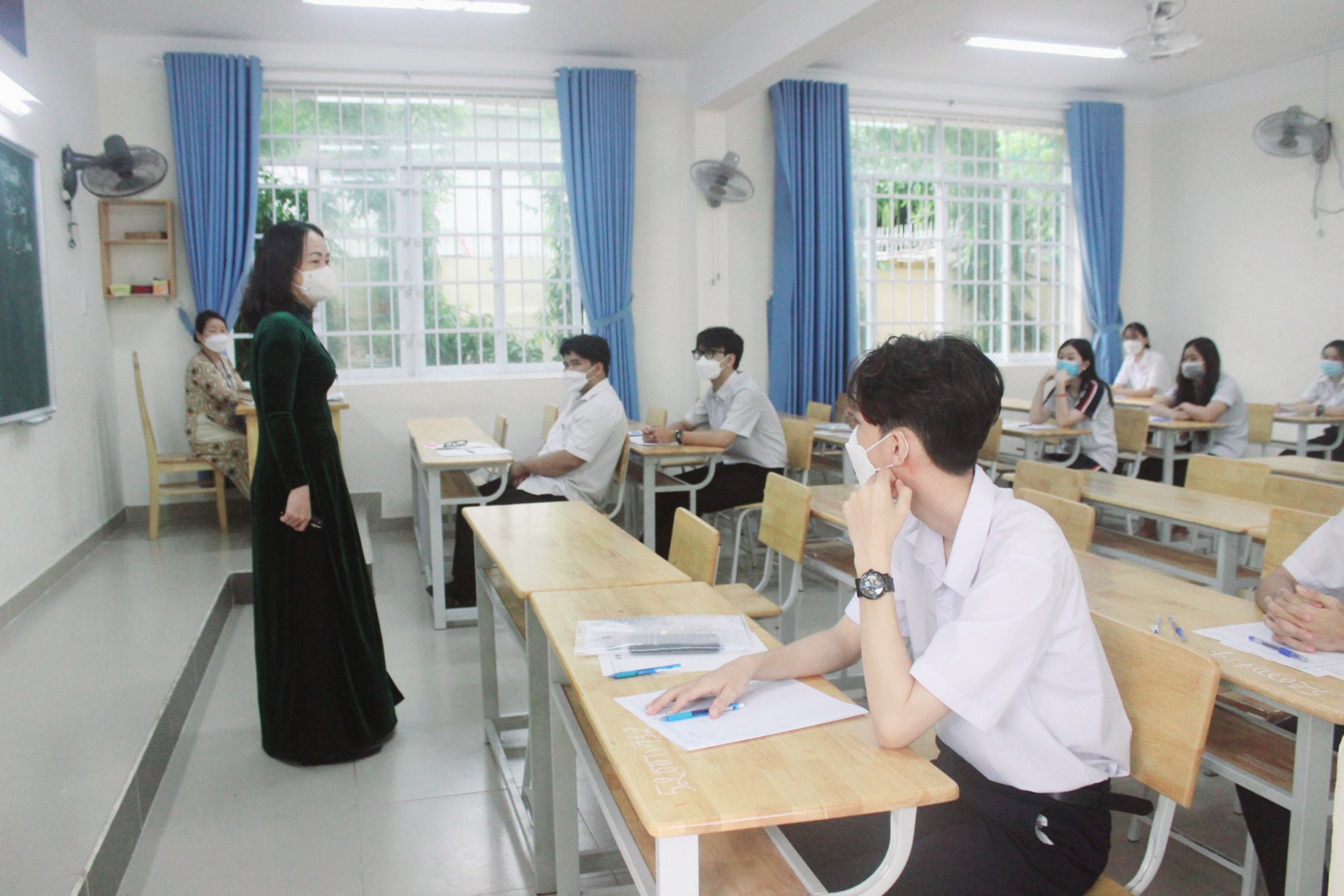 Bà Trần Thị Ngọc Châu, Giám đốc Sở GD-ĐT, Chủ tịch Hội đồng thi, động viên, khích lệ thí sinh tại điểm thi THPT Trần Nguyên Hãn trước giờ làm bài thi Ngữ văn. Ảnh: KHÁNH CHI