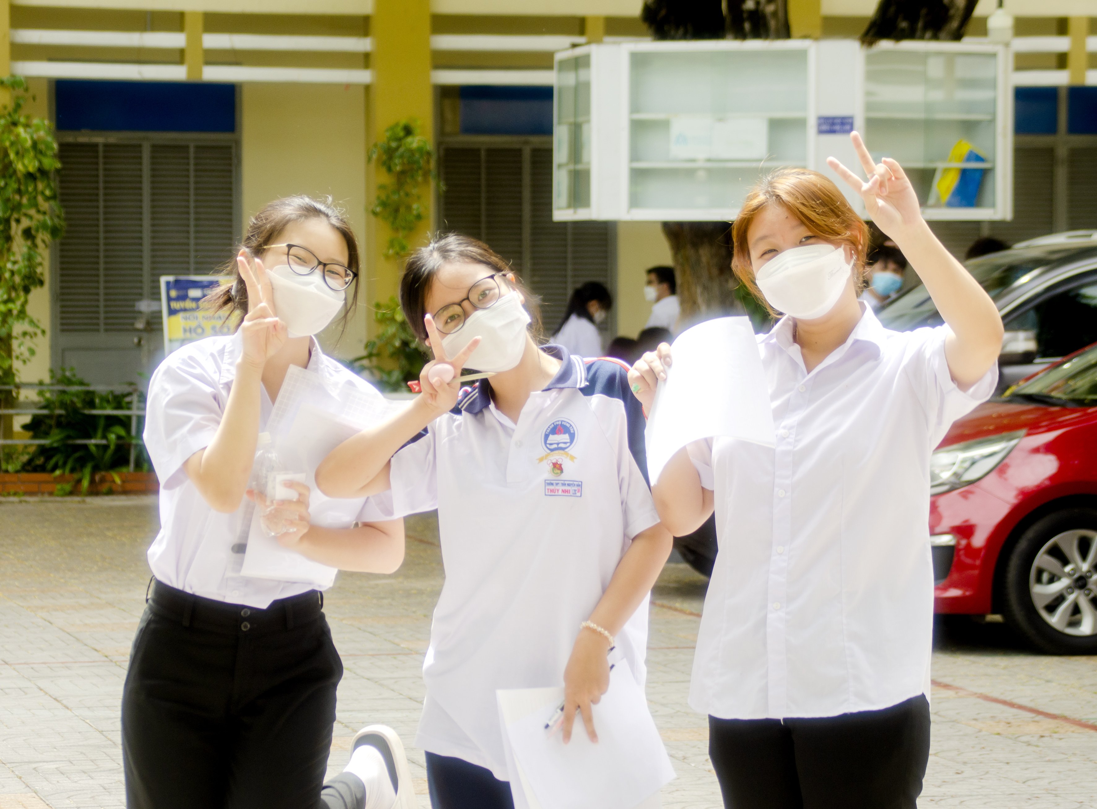 Nét tươi vui của thí sinh sau khi hoàn thành thi Ngữ văn. Ảnh: CÔNG MINH.