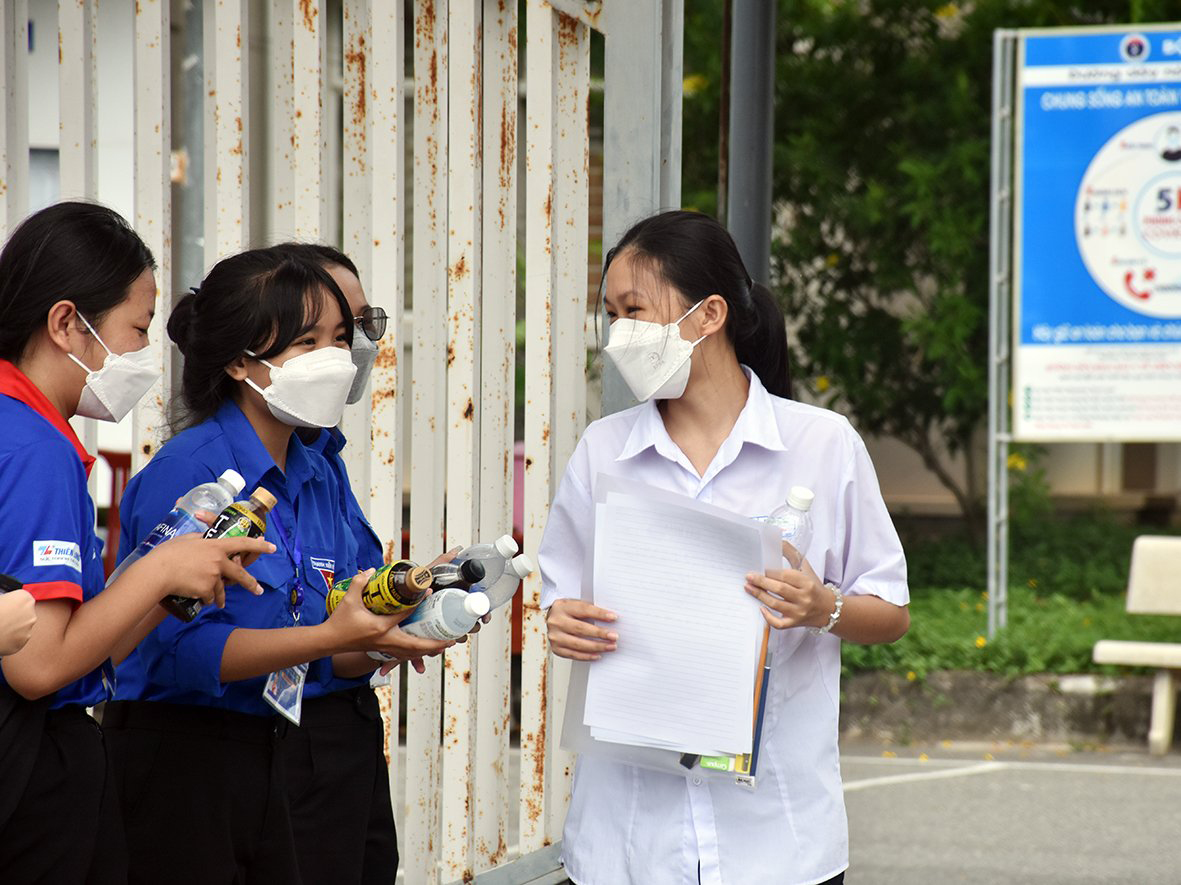 Thí sinh Nguyễn Thị Ánh là người đầu tiên ra khỏi địa điểm thi tại Trường THPT Minh Đạm, huyện Long Điền với tâm trạng phấn khởi. Ảnh: VINH MINH