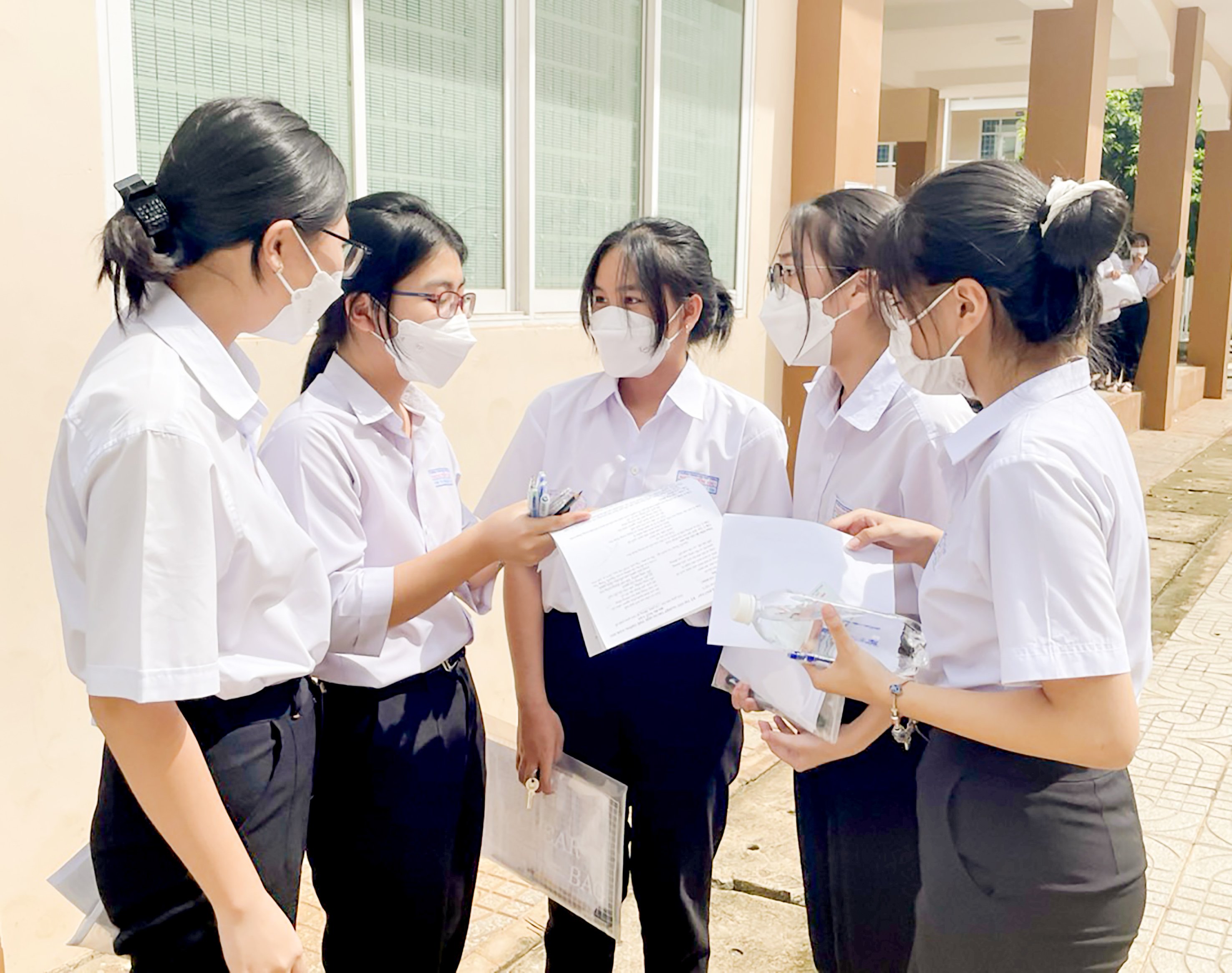 Thí sinh điểm thi Trường THPT Nguyễn Du (huyện Châu Đức) thảo luận về bài làm sau khi hoàn thành môn ngữ văn sáng 7/7. Ảnh: HUYỀN TRANG