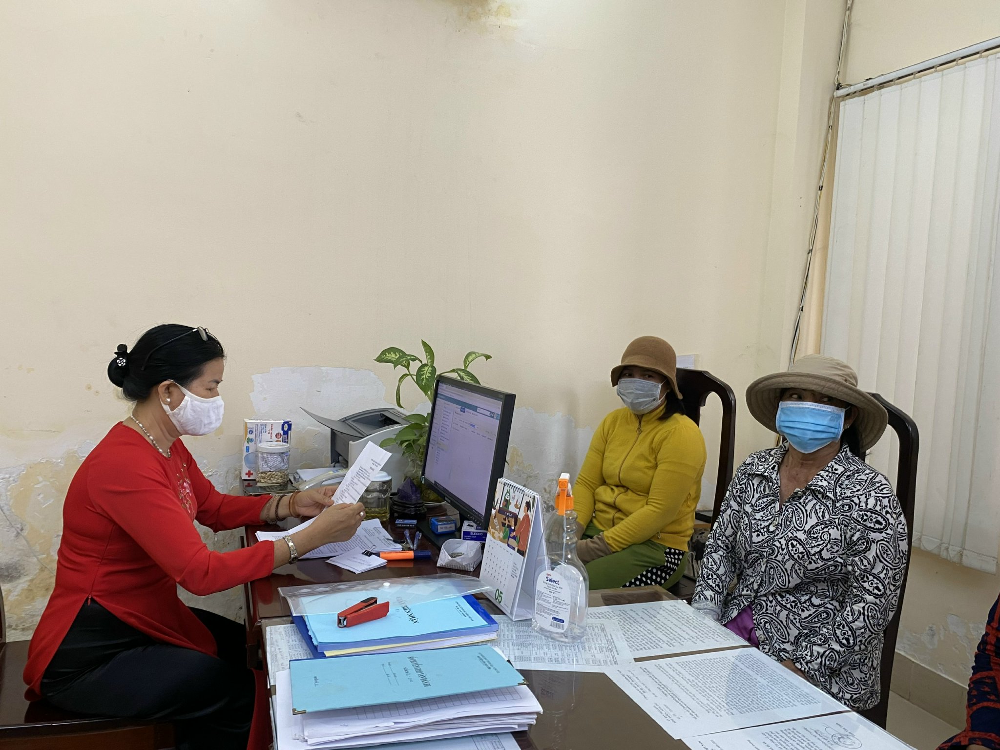 Đại diện Ban Tiếp công dân tỉnh trao đổi với người dân tại trụ sở số 588/1, Cách Mạng Tháng Tám, phường Phước Trung, TP. Bà Rịa.