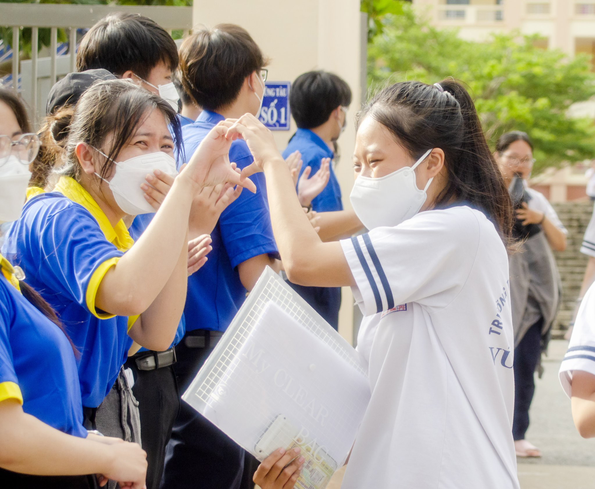 Các tình nguyện viên tiếp sức mùa thi và sĩ tử thể hiện sự vui mừng, phấn khởi sau khi kết thúc môn Toán chiều 7/7.