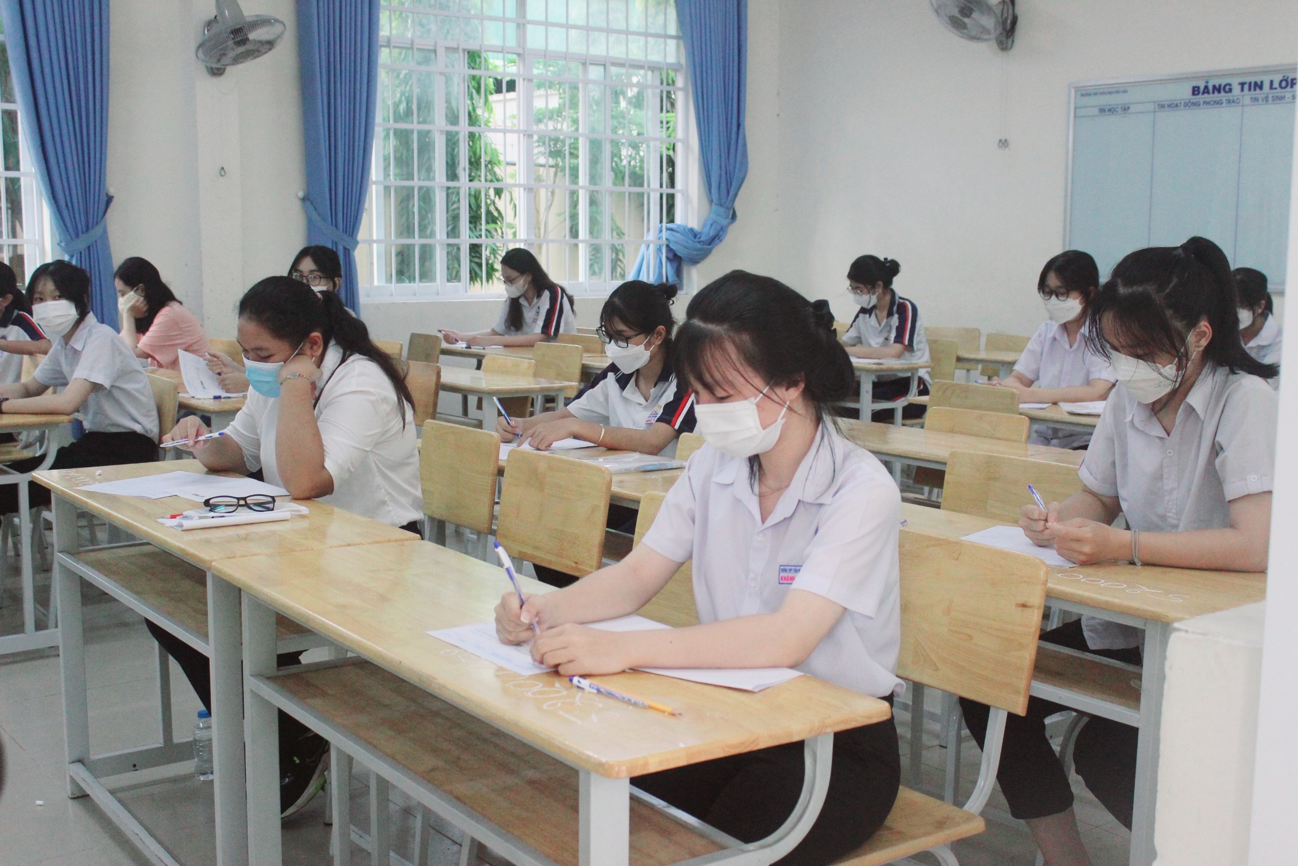 Các TS tại điểm thi Trường THPT Trần Nguyên Hãn (TP. Vũng Tàu) trước giờ làm bài thi môn Ngữ văn. Ảnh: NGUYÊN LỘC