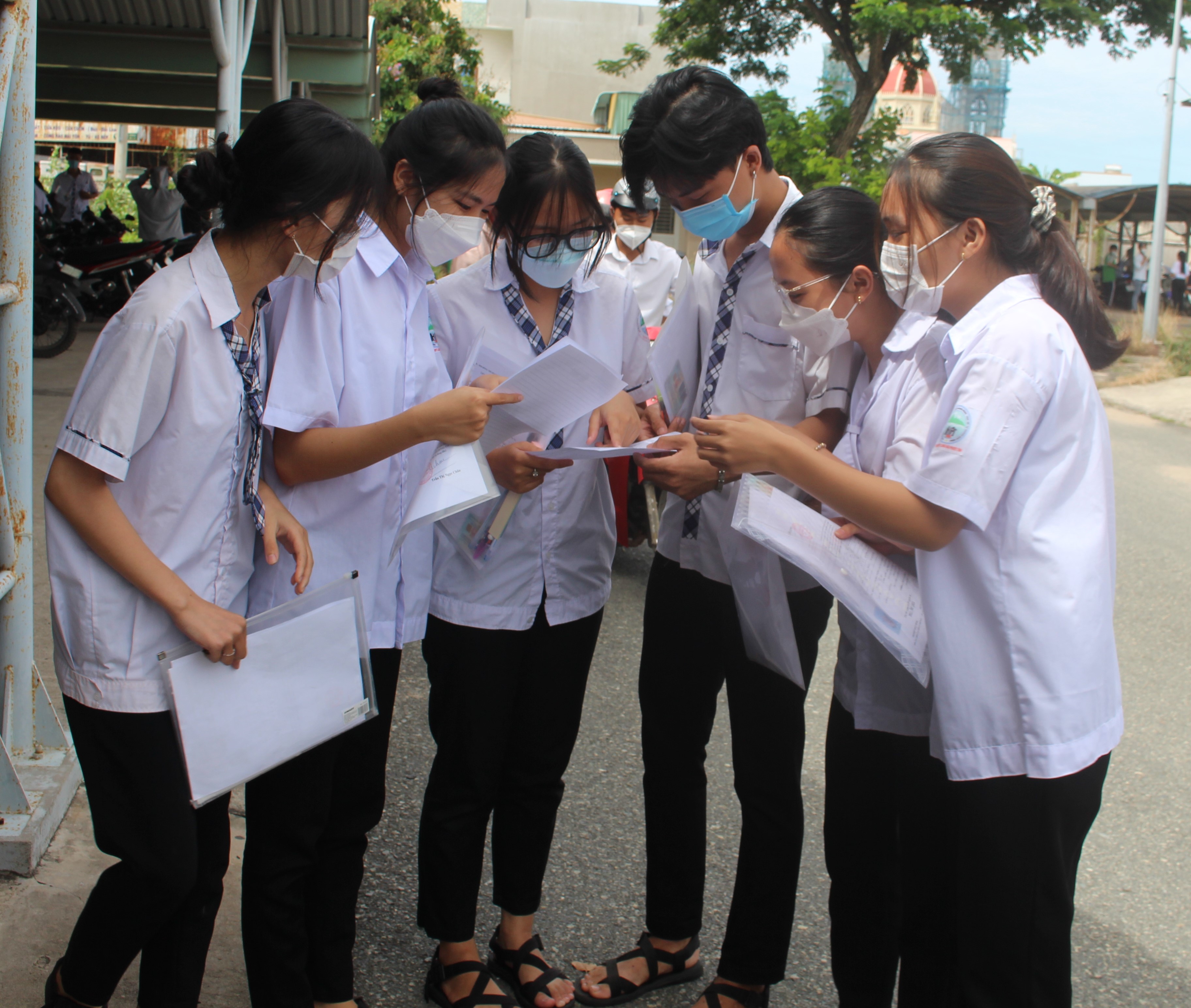 Các TS dự thi tại điểm thi Trường THPT Minh Đạm (huyện Long Điền) trao đổi bài làm sau khi thi xong môn Ngữ văn. Ảnh: TUỆ LÂM