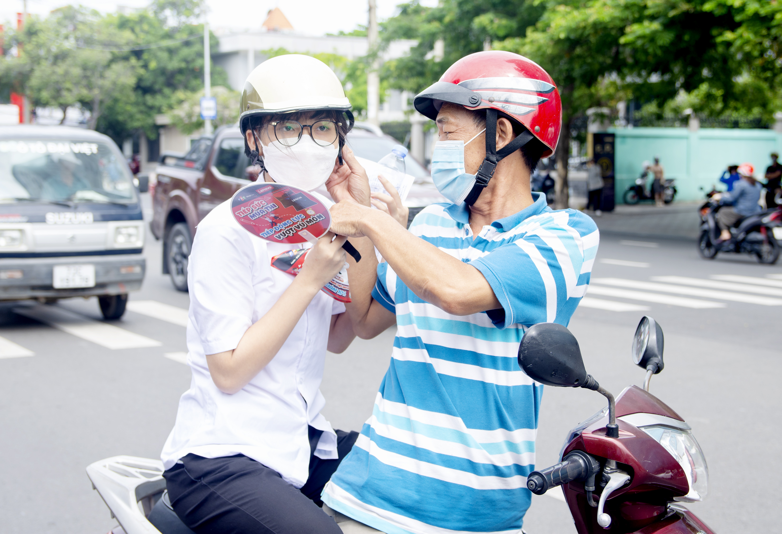 Phụ huynh quan tâm, động viên TS tại điểm thi Trường THPT Trần Nguyên Hãn (TP. Vũng Tàu). Ảnh: BẢO KHÁNH