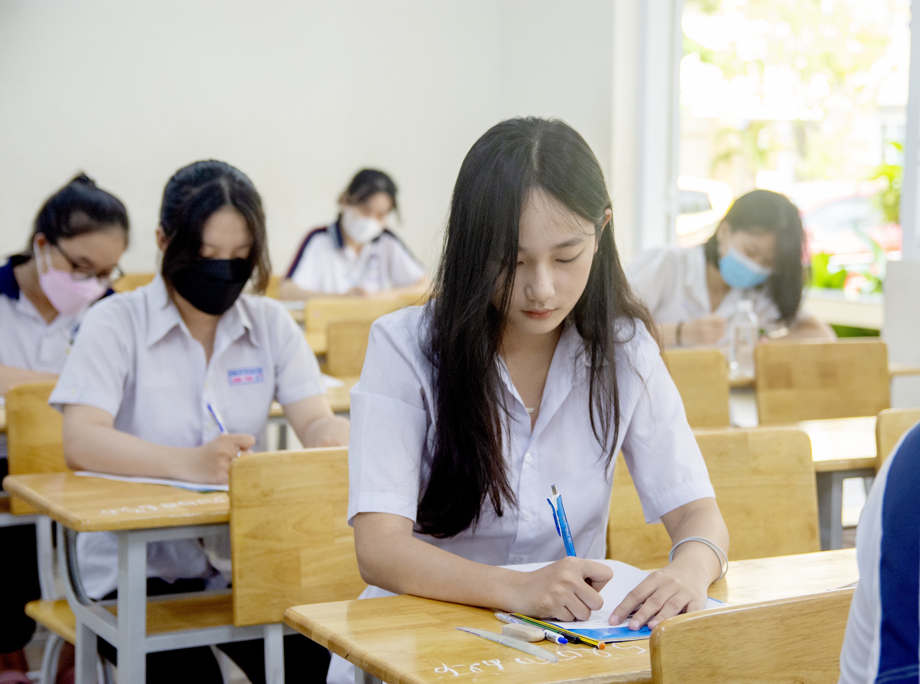 Thí sinh tập trung làm bài thi đầu tiên trong ngày thi thứ hai của kỳ thi tại điểm thi trường THPT Trần Nguyên Hãn, TP.Vũng Tàu.
