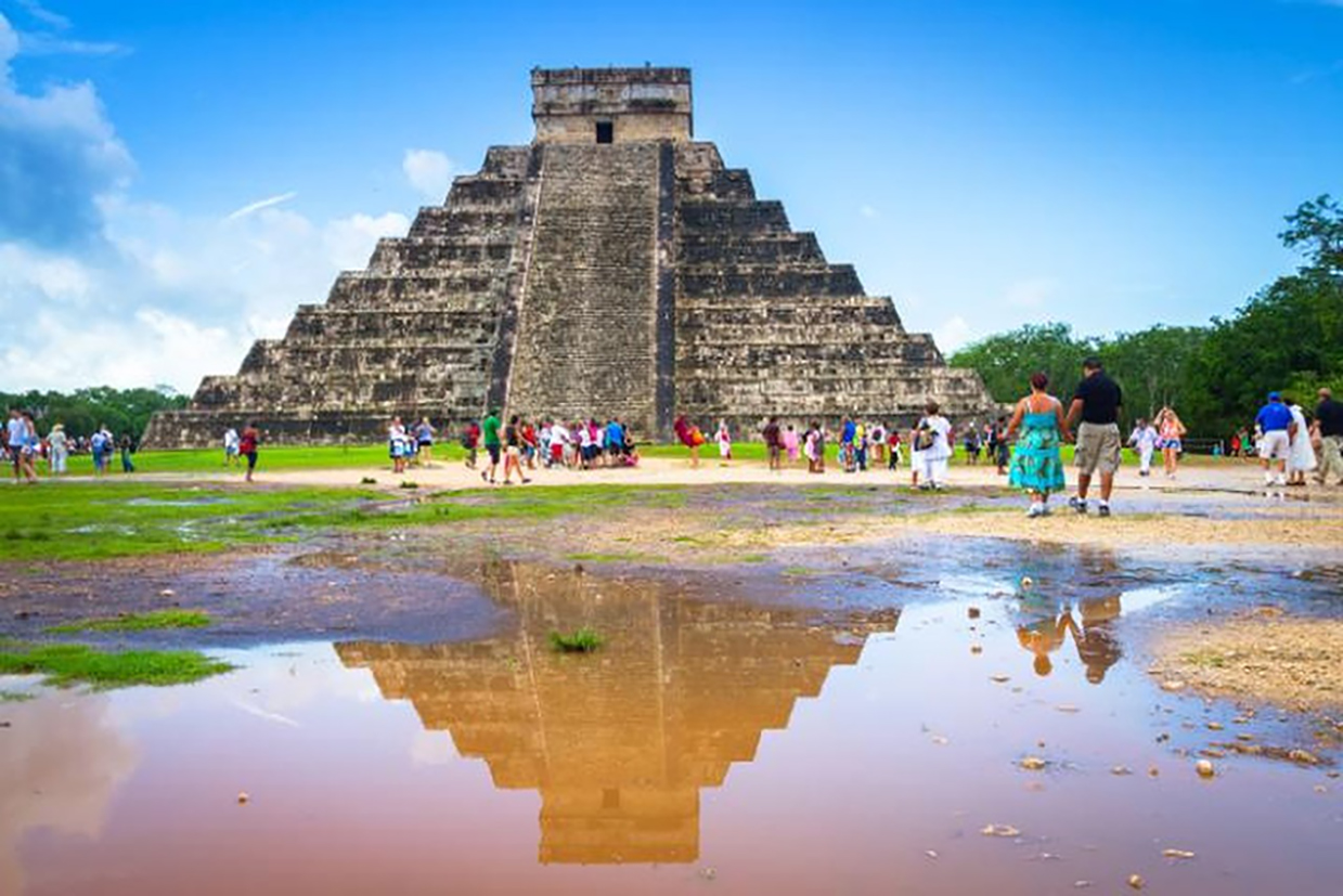 Kim tự tháp El Castillo bốn phía đều có 91 bậc thang, tính cả bậc trên cùng tổng cộng là 365 bậc thang - tương ứng với 365 ngày trong lịch của người Maya.