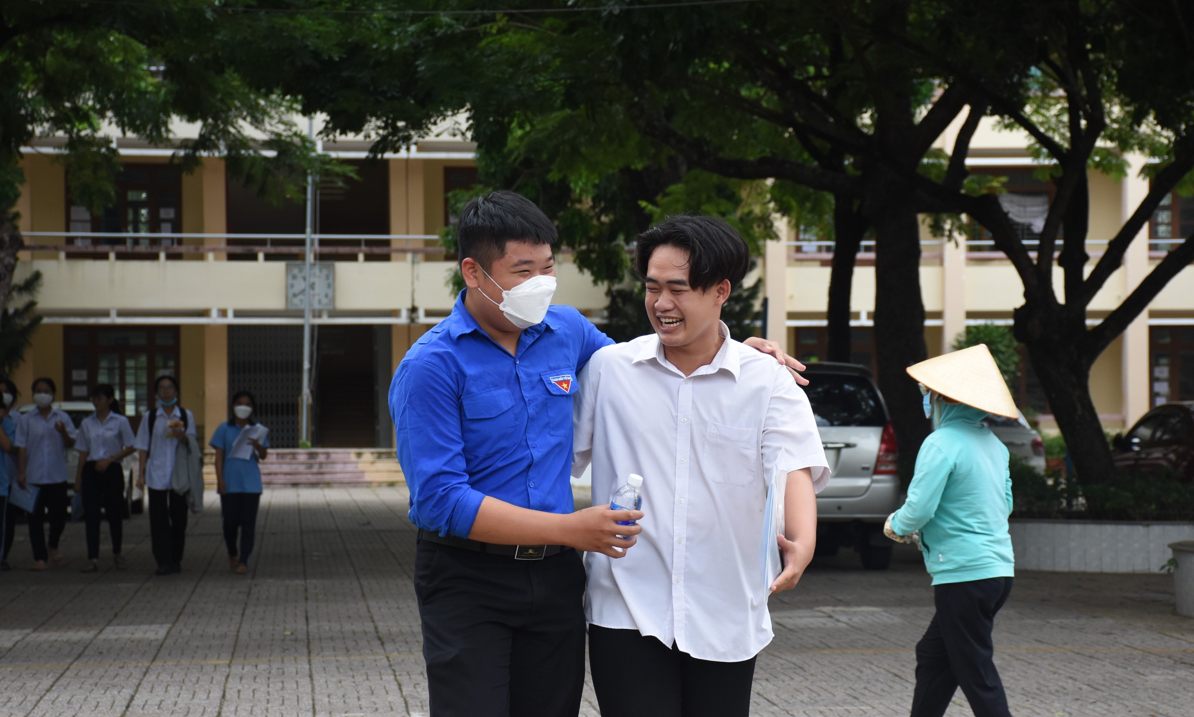 Tình nguyện viên tại điểm thi Trường THPT Xuyên Mộc động viên, chia sẻ niềm vui với thí sinh sau khi hoàn thành bài thi các môn tự nhiên và xã hội.