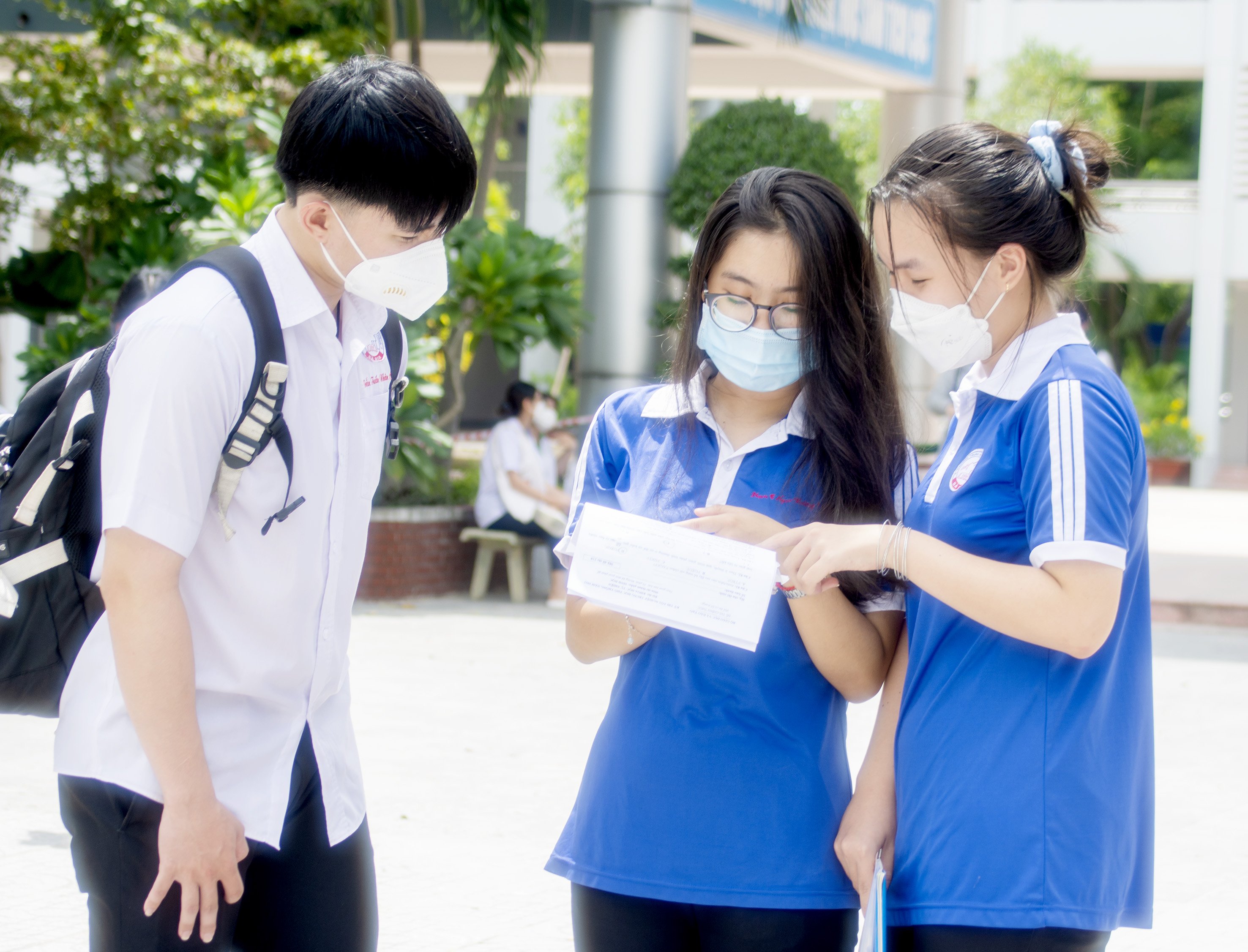 Thí sinh thảo luận về bài làm sau khi hoàn thành bài làm tổ hợp môn khoa học tự nhiên, khoa học xã hội tại điểm thi Trường THPT Bà Rịa trưa 8/7. Ảnh: MẠNH THẮNG