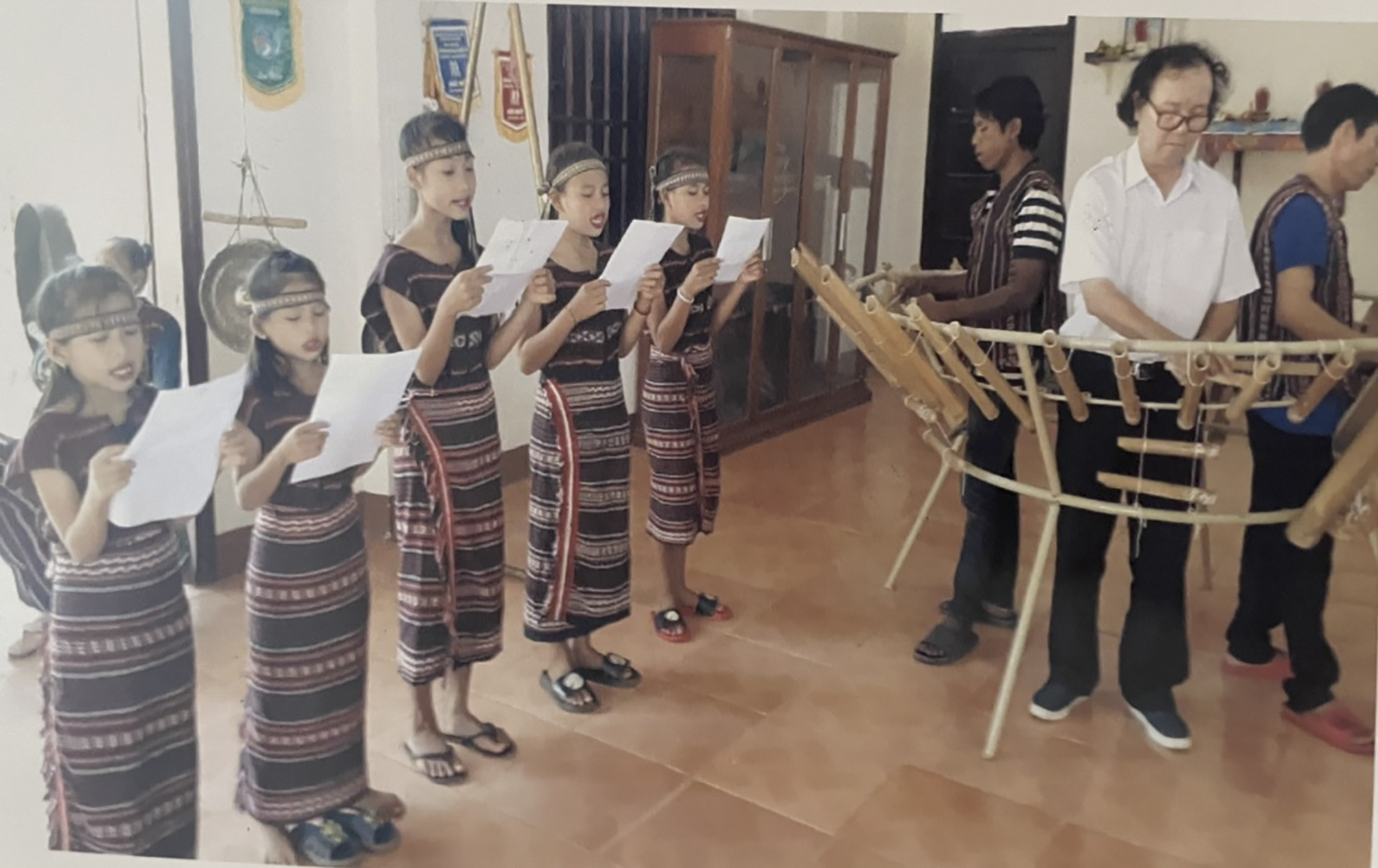 Nhạc sĩ Phan Thiết - người nghiên cứu phục dựng Goong Choloq, trong một tiết mục dạy múa hát cho các em HS Trường PTDT Nội trú tỉnh.