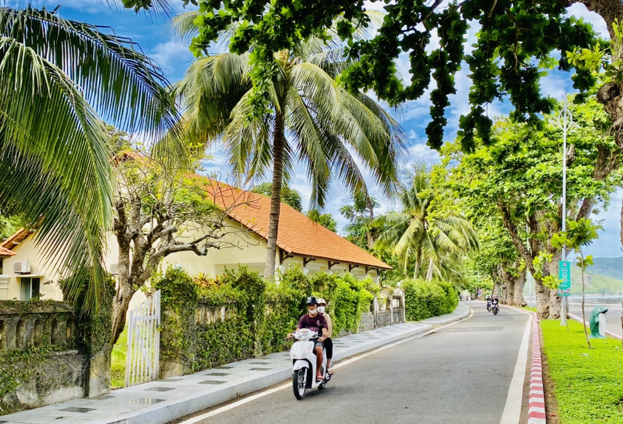 Vẻ đẹp cổ xưa với những tường rào đã nhuốm màu rêu phong trên phố Tôn Đức Thắng.