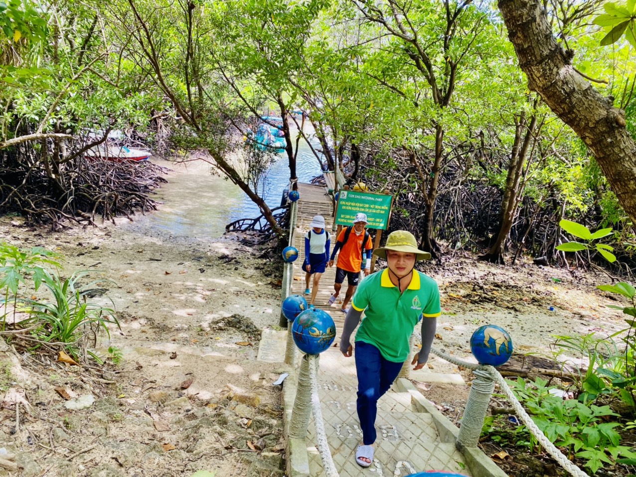 Khách du lịch đi ca nô ra thăm hòn Bảy Cạnh giữa những ngày sóng biển dâng cao. Hòn Bảy Cạnh với diện tích 368ha, có hệ sinh thái đa dạng và là bãi rùa biển lên bờ đẻ trứng nhiều nhất Việt Nam.
