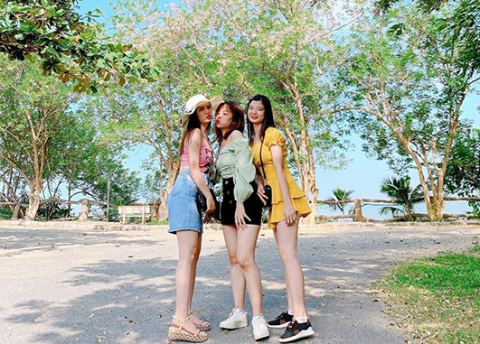 Du khách check in cảnh đẹp tại Hồ Mây Park.