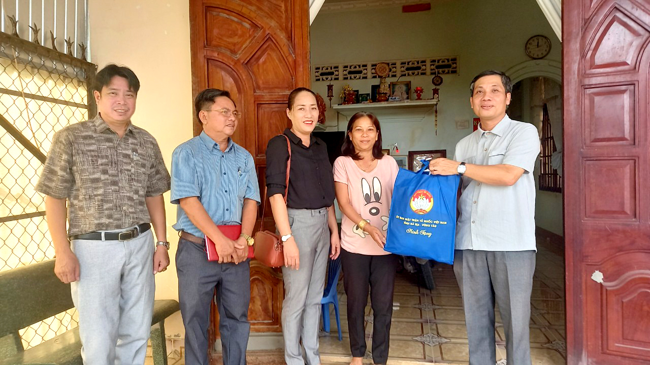 Ông Nguyễn Kế Toại, Phó Chủ tịch UBMTTQ Việt Nam tỉnh tặng quà cho chị Võ Thị Nuôi (tổ 6, khu phố Láng Sim, TT. Phước Bửu, huyện Xuyên Mộc).