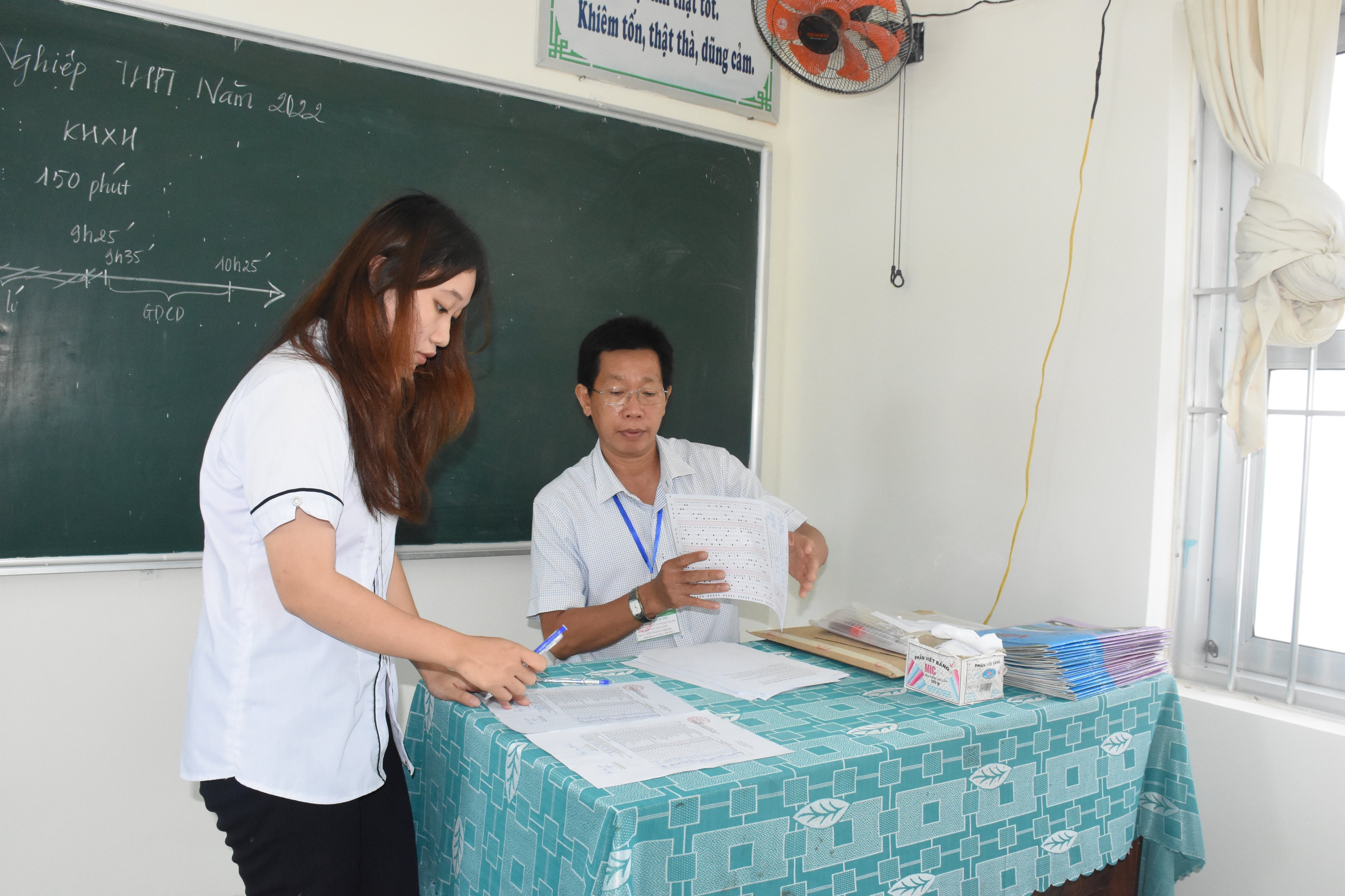 TS làm thủ tục tại điểm thi Trường THPT Võ Thị Sáu (huyện Côn Đảo) sáng 8/7. Ảnh: QUANG VŨ