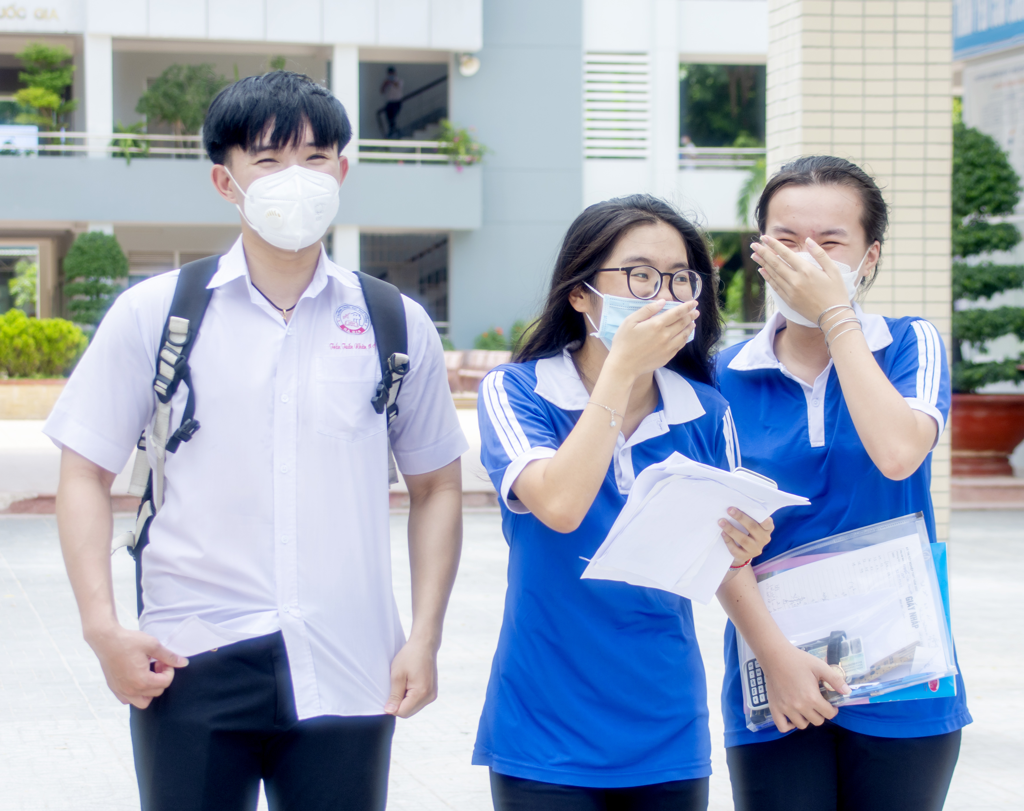 TS tại điểm thi THPT Bà Rịa thở phào nhẹ nhõm sau khi kết thúc môn thi tự nhiên và xã hội sáng 8/7. Ảnh: BẢO KHÁNH