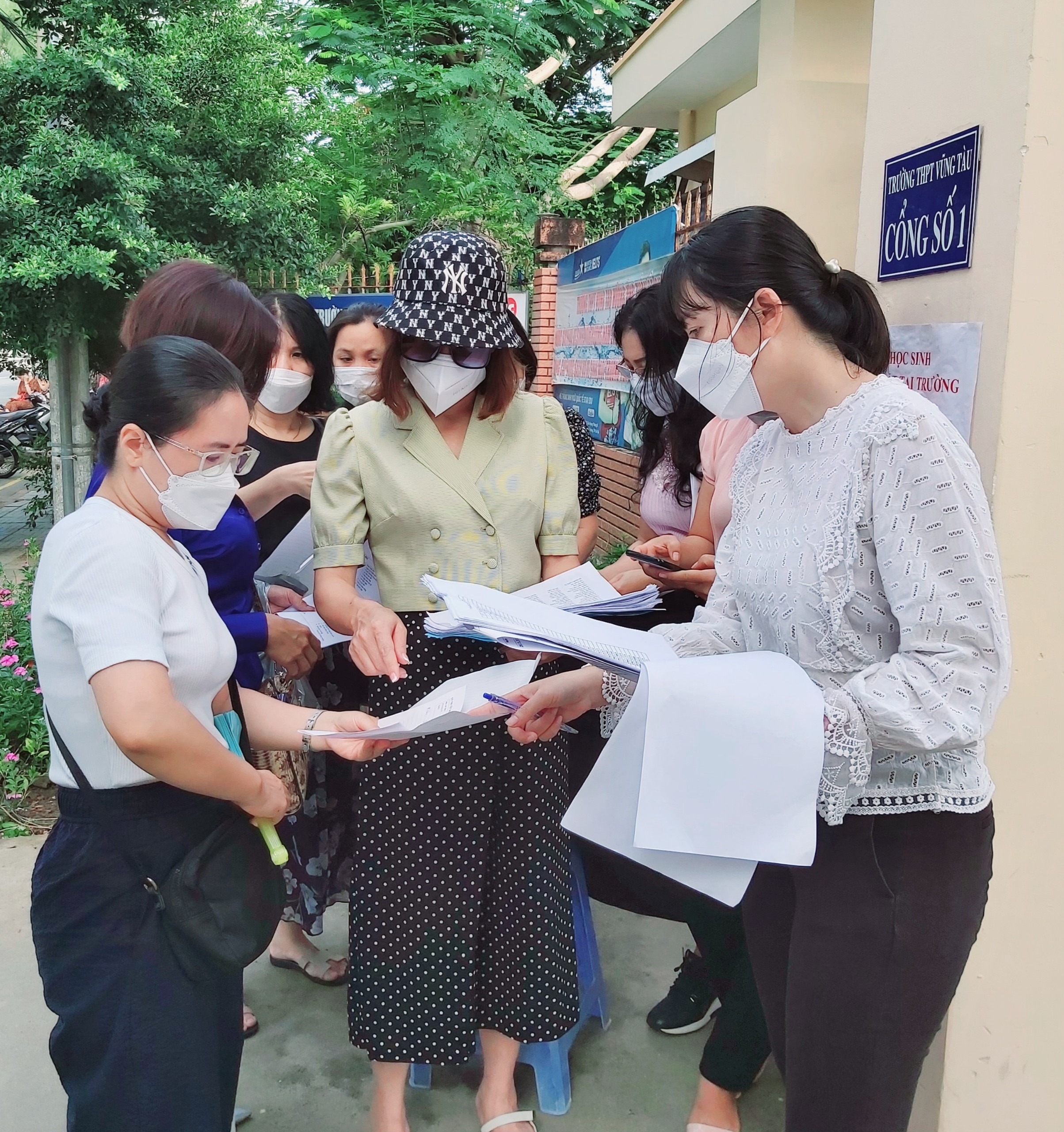 Các giáo viên Trường THPT Vũng Tàu liên hệ với thí sinh chưa có mặt tại phòng thi.