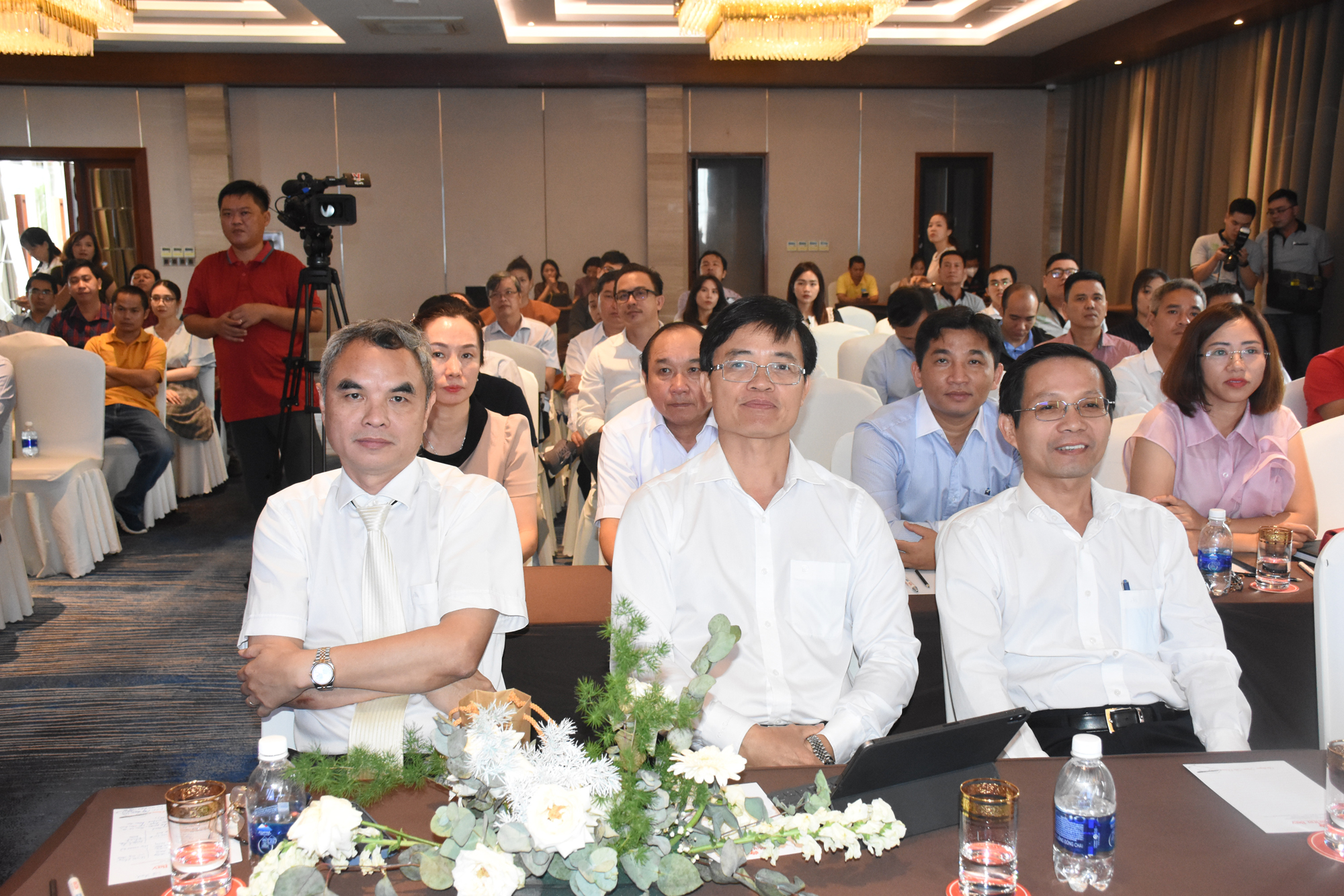 Lãnh đạo các sở, ngành và địa phương tham dự hội thảo.