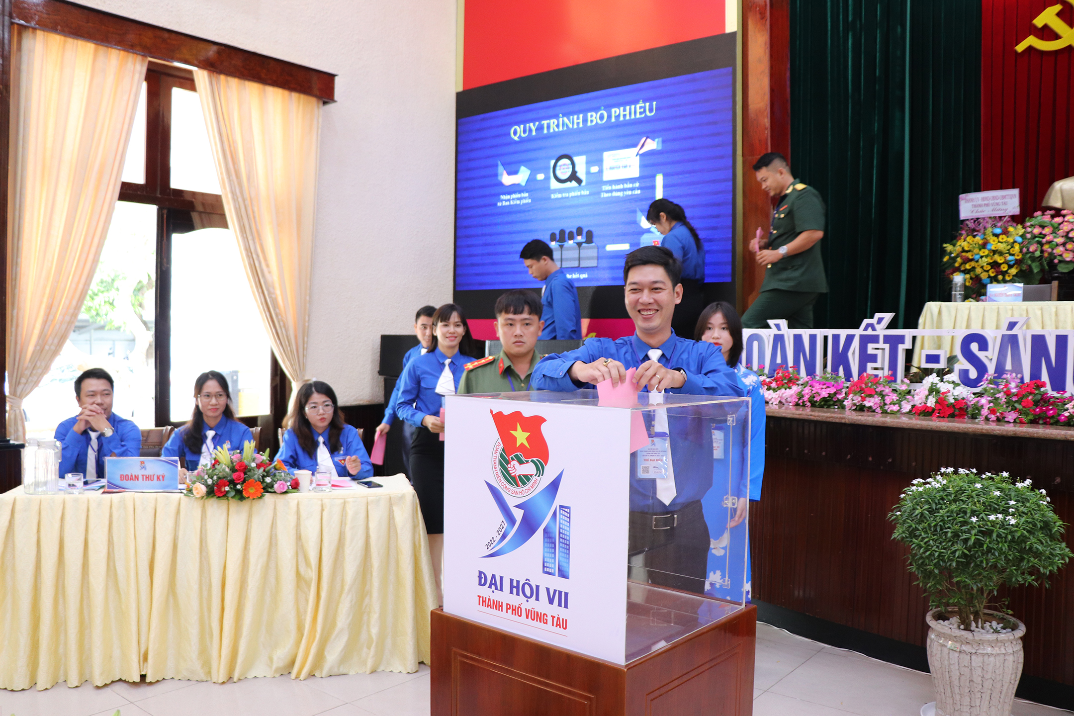 Đại biểu bỏ phiếu bầu Ban Chấp hành Đoàn TNCS Hồ Chí Minh TP. Vũng Tàu khóa VII, nhiệm kỳ 2022-2027.
