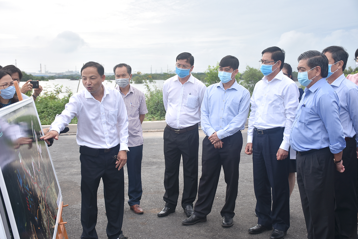 Lãnh đạo tỉnh trong chuyến khảo sát thực địa điểm xây cầu Phước An.