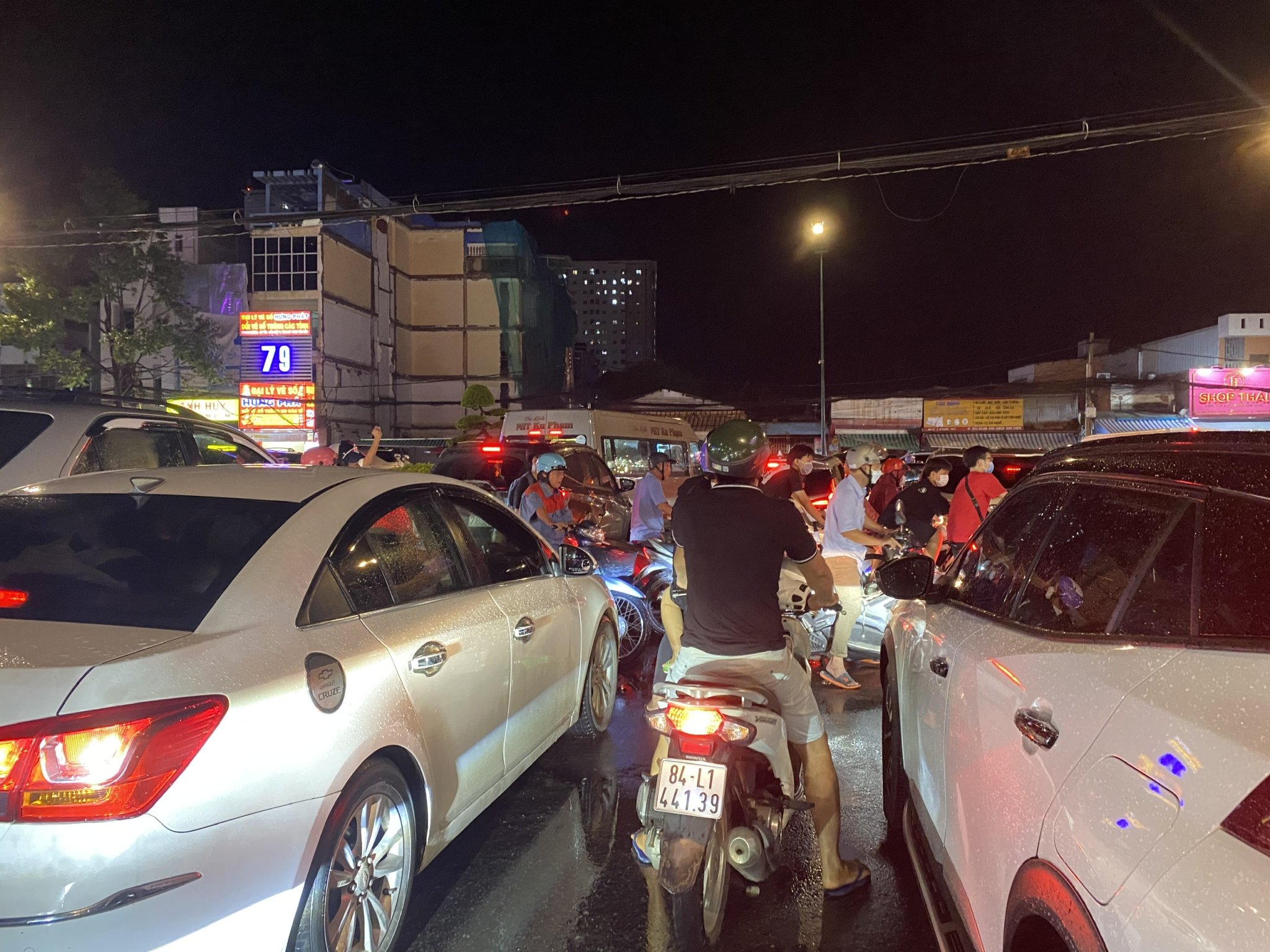 Phương tiện ùn tắc tại bùng binh đường 2-9 và Lê Hồng Phong.