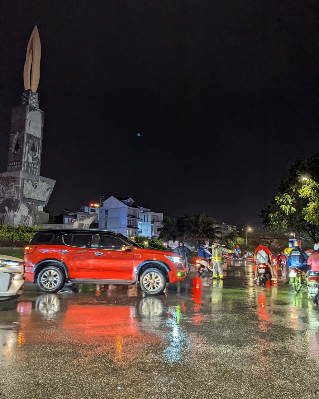 Lực lượng cảnh sát giao thông Công an TP. Vũng Tàu điều tiết giao thông tại bùng binh Tượng đài dầu khí. Ảnh: Yêu Vũng Tàu.
