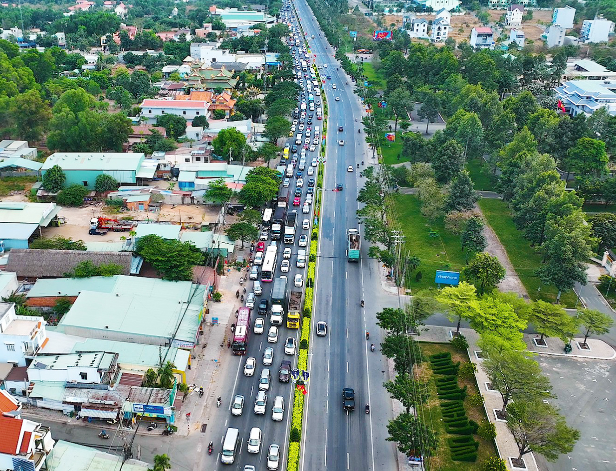 Quốc lộ 51 đã quá chật hẹp. Trong ảnh: QL51 đoạn qua địa bàn phường Phú Mỹ, TX. Phú Mỹ luôn đông đúc.