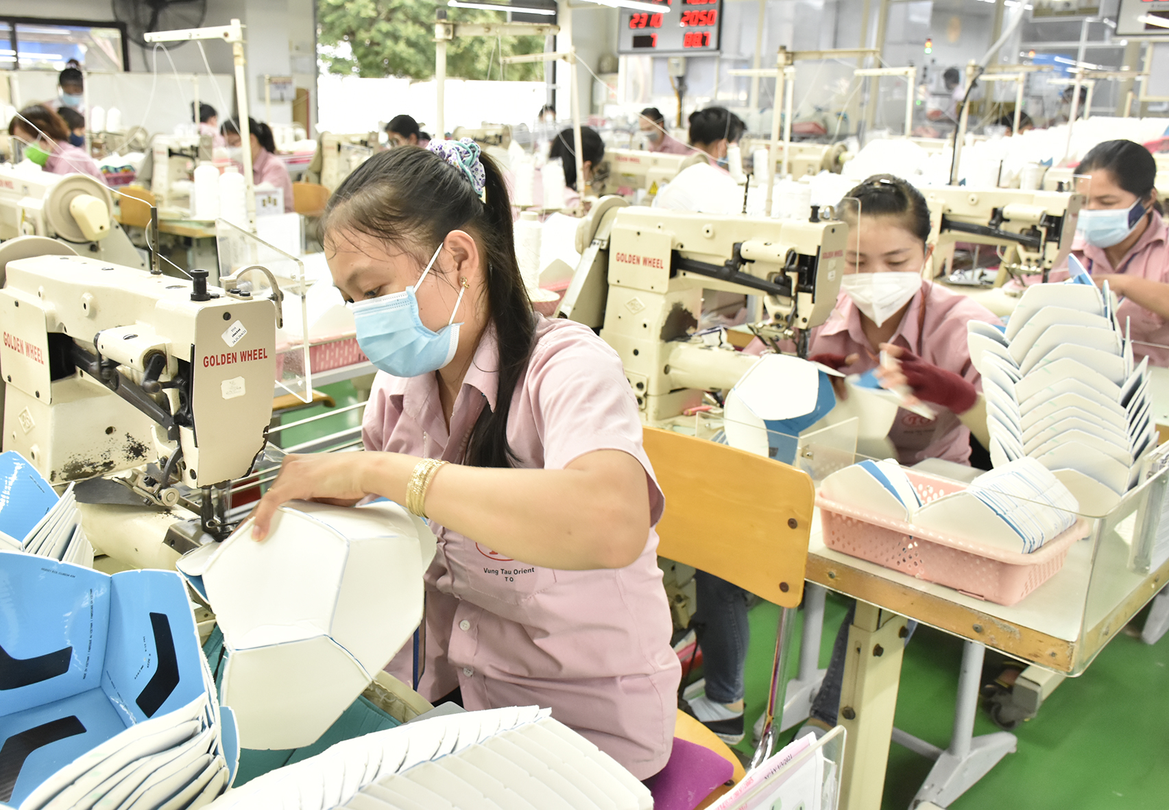 Đông Nam Bộ đứng đầu cả nước về GRDP với 35% và đóng góp trên 40% tổng thu ngân sách nhà nước. Trong ảnh: May dụng cụ thể thao xuất khẩu tại Công ty TNHH Đông Phương Vũng Tàu (KCN Đông Xuyên, phường Rạch Dừa, TP. Vũng Tàu).