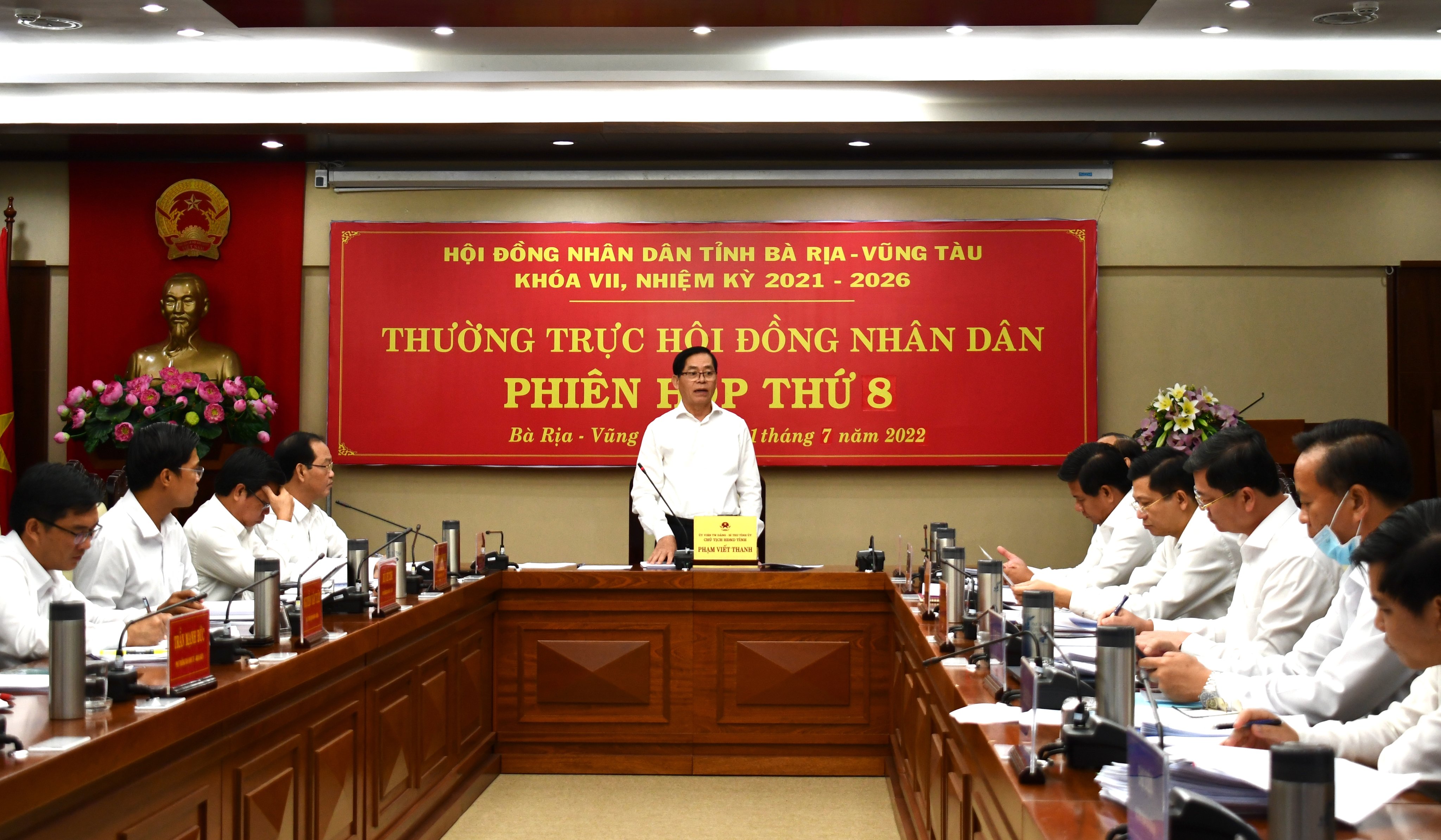 Ông Phạm Viết Thanh, Ủy viên Trung ương Đảng, Bí thư Tỉnh ủy, Chủ tịch HĐND tỉnh phát biểu tại phiên họp.