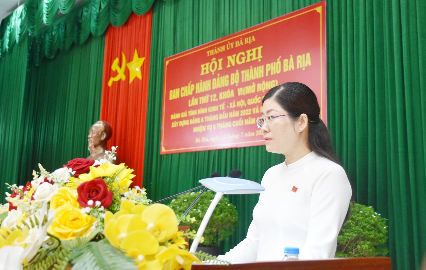 Bà Lê Thị Thủy, Phó Bí thư Thường trực Thành ủy Bà Rịa trình bày báo cáo tình hình thực hiện nhiệm vụ 6 tháng đầu năm tại hội nghị. 