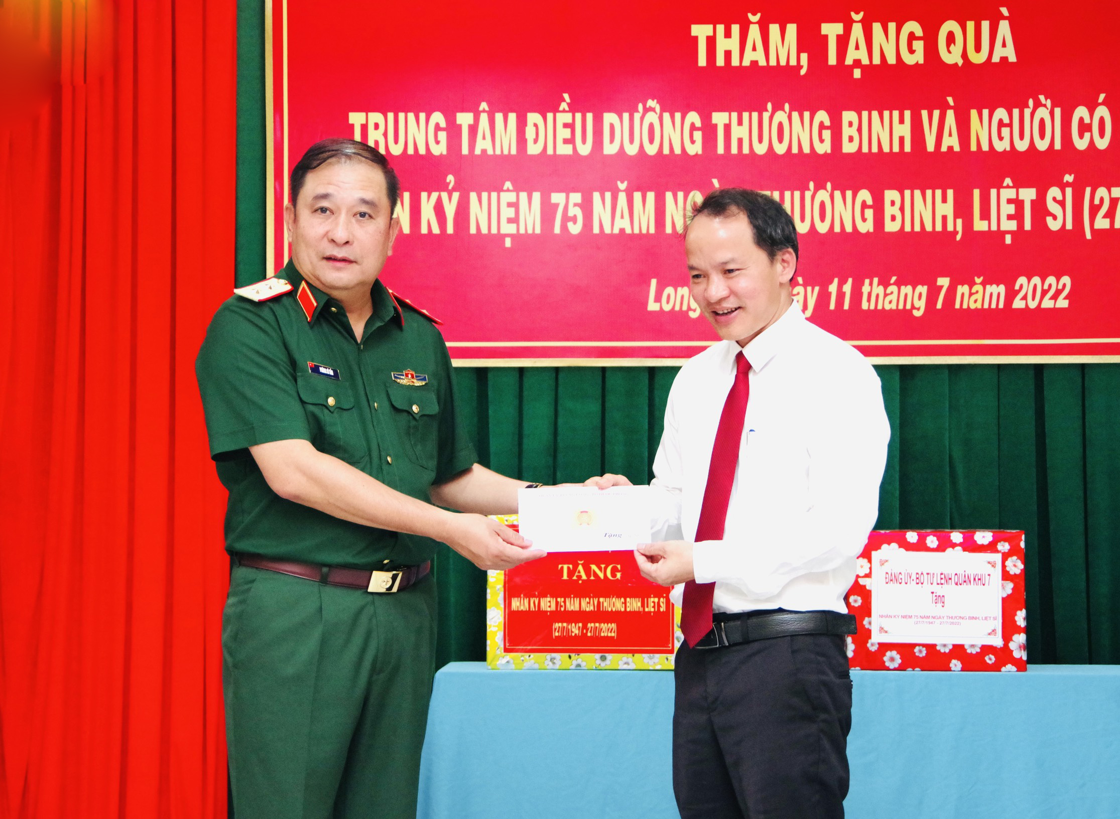 Trung tướng Phùng Sĩ Tấn, Phó Tổng Tham mưu trưởng Quân đội nhân dân Việt Nam tặng quà cho Trung tâm điều dưỡng thương binh và người có công Long Đất.