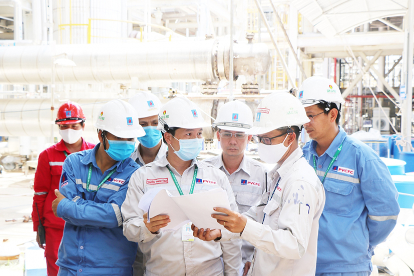 Người lao động dầu khí trao đổi công việc trên công trường.