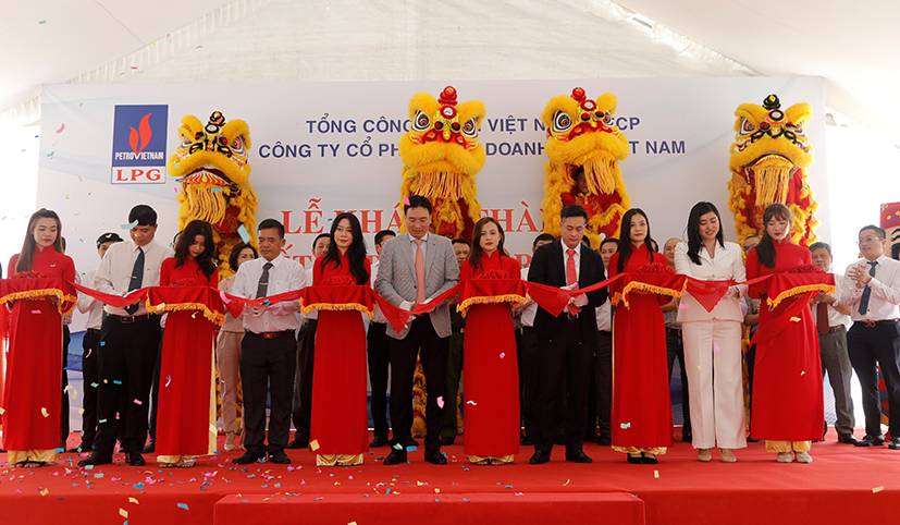 Nghi thức cắt bằng khánh thành và đưa vào vận hành Trạm chiết nạp LPG BR-VT, ngày 8/7 vừa qua.