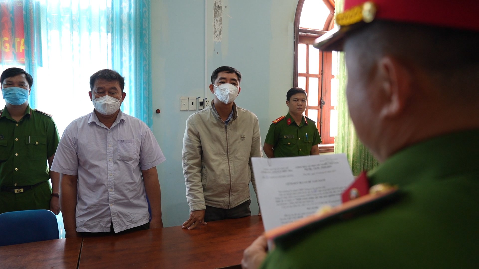 Đại diện Cơ quan Cảnh sát điều tra Công an TX. Phú Mỹ tống đạt quyết định khởi tố bị can, thực hiện lệnh bắt tạm giam 2 cán bộ Hạt Kiểm lâm Vũng Tàu - Phú Mỹ. 