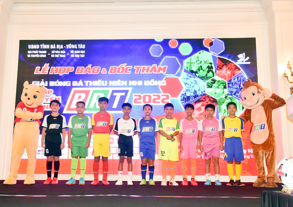 Các cầu thủ ra mắt áo của đội thi đấu tại giải.
