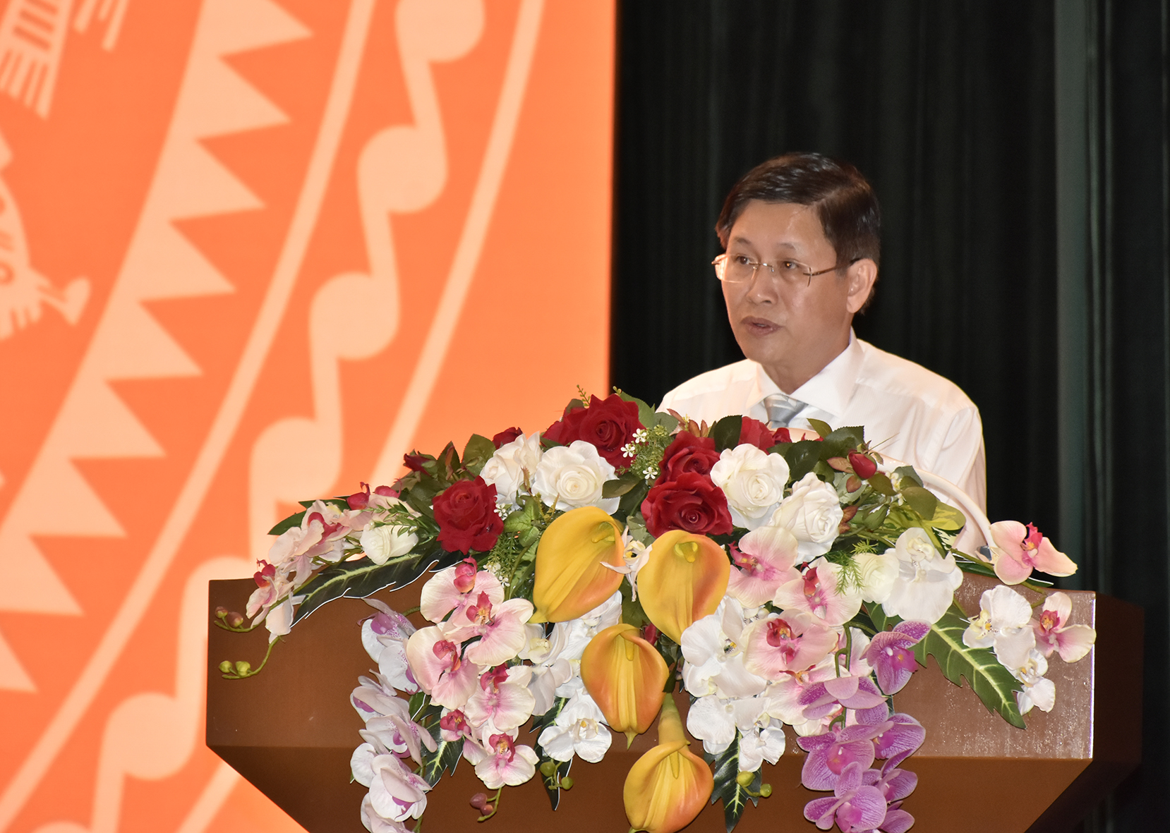 Ông Lê Ngọc Khánh, Phó Chủ tịch UBND tỉnh trình bày tờ trình về điều chỉnh vốn đầu tư công năm 2022 và vốn đầu tư công trung hạn giải đoạn 2021-2025.