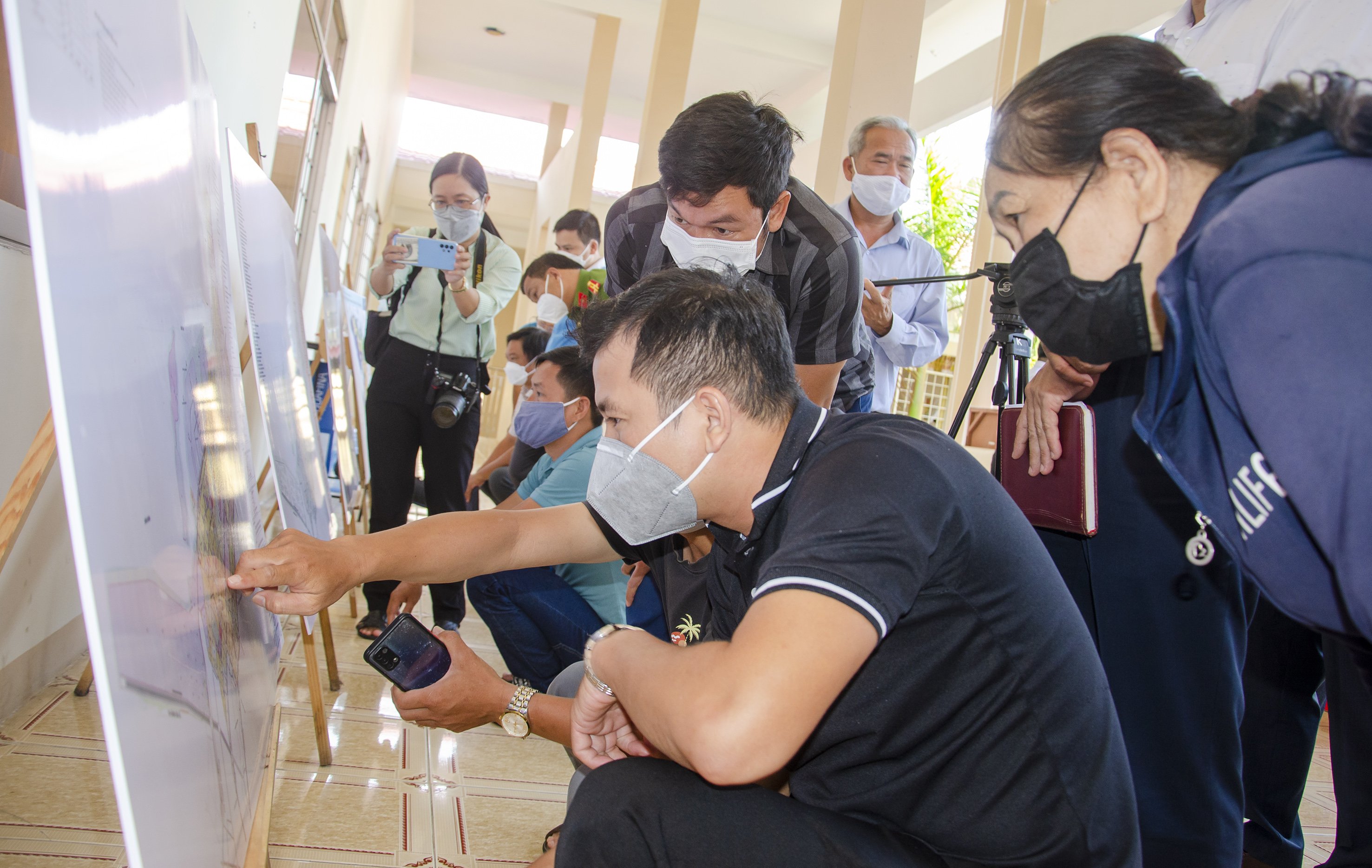 Người dân xem bản đồ điều chỉnh quy hoạch phân khu tỷ lệ 1/2.000 Khu đô thị Bắc Vũng Tàu, TP. Vũng Tàu. Ảnh: BẢO KHÁNH