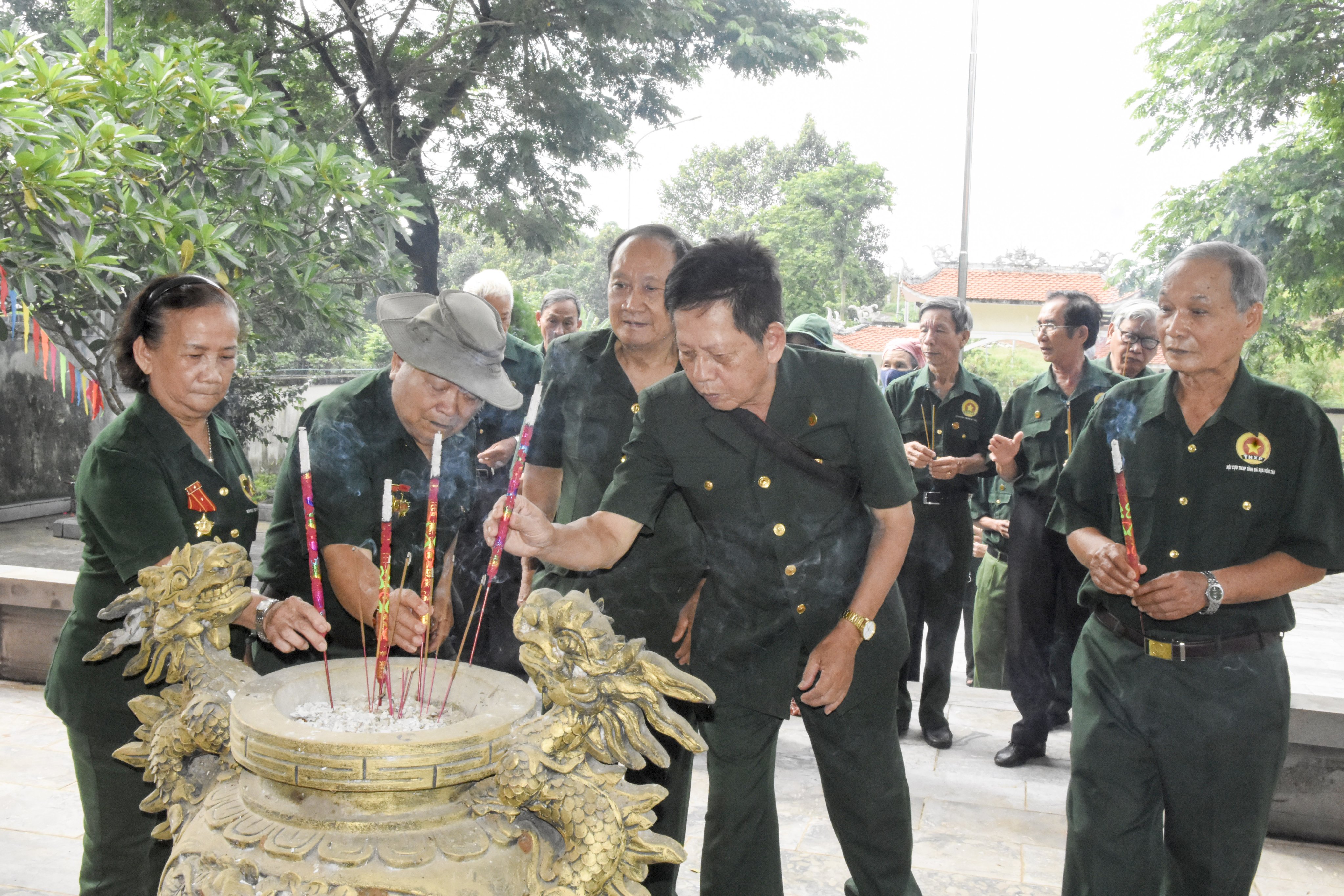Hội Cựu Thanh niên xung phong dâng hương tại nhà bia tưởng niệm liệt sĩ thanh niên xung phong (xã Kim Long, huyện Châu Đức)