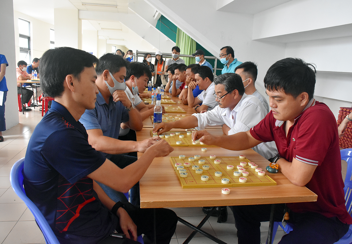 Các VĐV thi đấu môn cờ tướng.