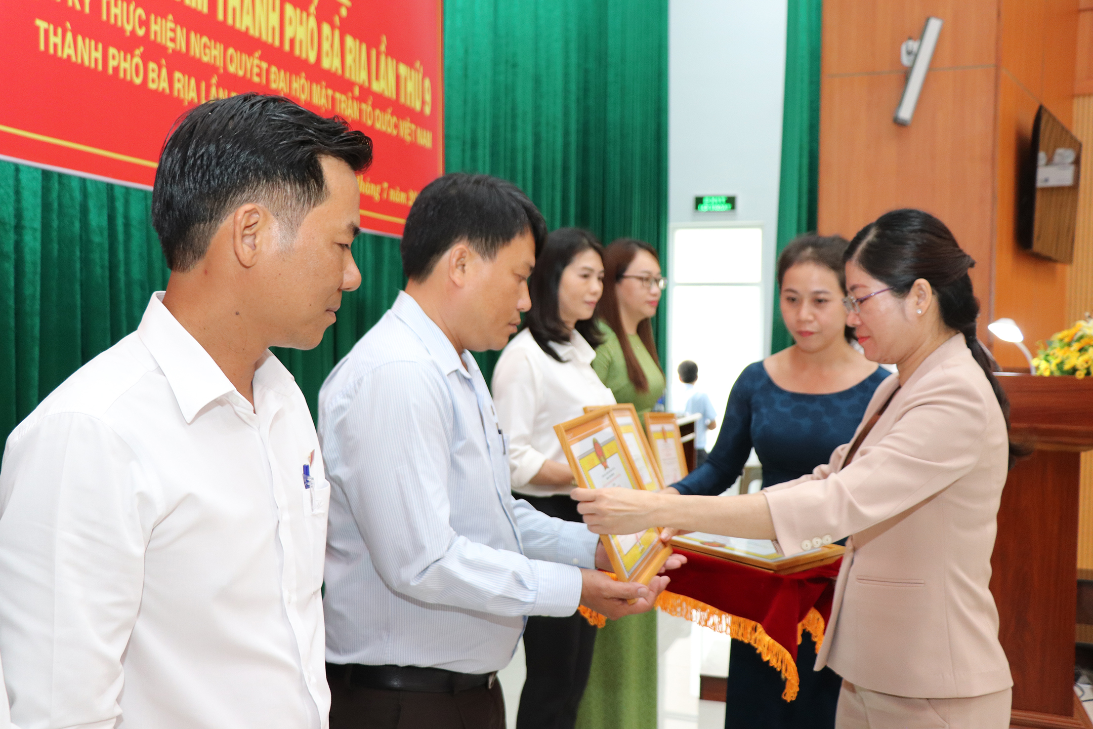 Bà Lê Thị Thủy, Phó Bí thư Thường trực Thành ủy Bà Rịa trao Giấy khen của UBND TP.Bà Rịa đến các tập thể đạt thành tích trong công tác MTTQ giai đoạn 2019-2022.