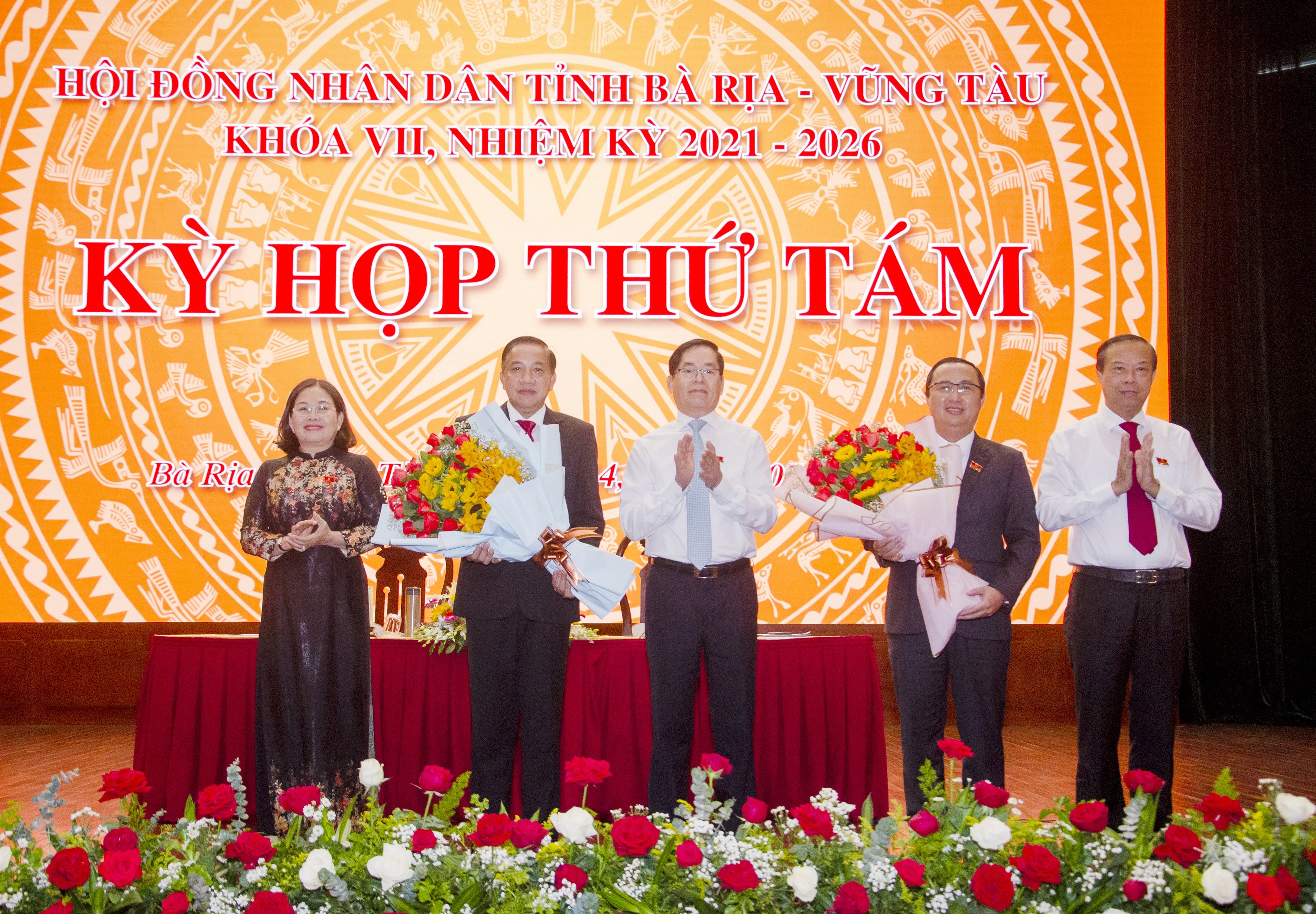 Lãnh đạo Tỉnh ủy, UBND tỉnh tặng hoa chúc mừng ông Lê Hoàng Hải (thứ hai từ phải qua) giữ chức Phó Chủ tịch HĐND tỉnh và ông Trần Quốc Khánh (thứ 2 từ trái qua) được bầu bổ sung chức danh Ủy viên UBND tỉnh (Khóa VII, nhiệm kỳ 2021-2026).
