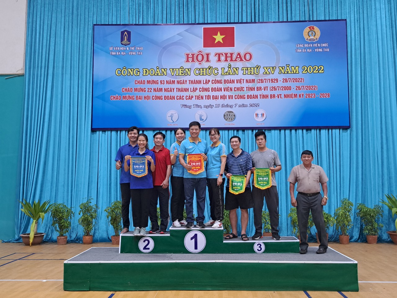 Ban tổ chức trao giải cho các đơn vị đạt giải môn kéo co.