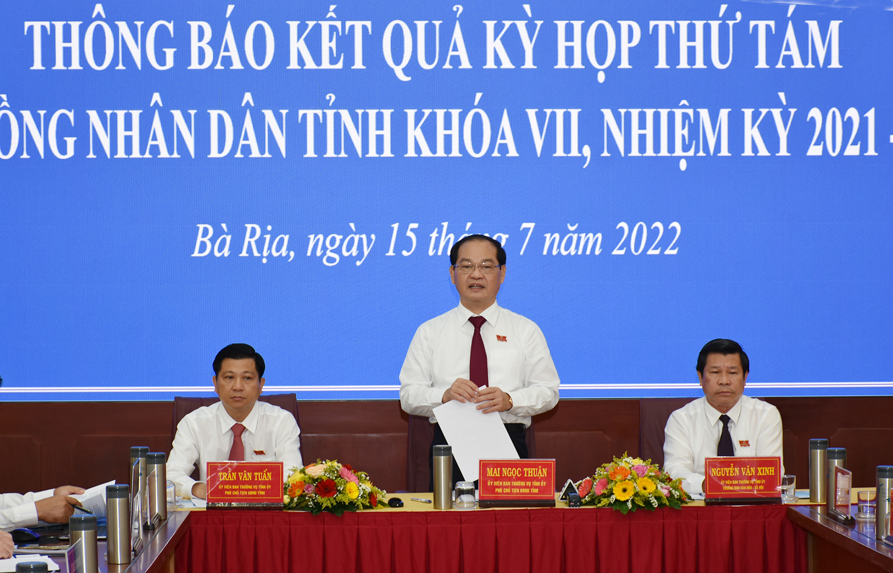Ông Mai Ngọc Thuận, Ủy viên Ban Thường vụ Tỉnh ủy, Phó Chủ tịch HĐND tỉnh thông báo kết quả Kỳ họp thứ Tám, HĐND tỉnh.