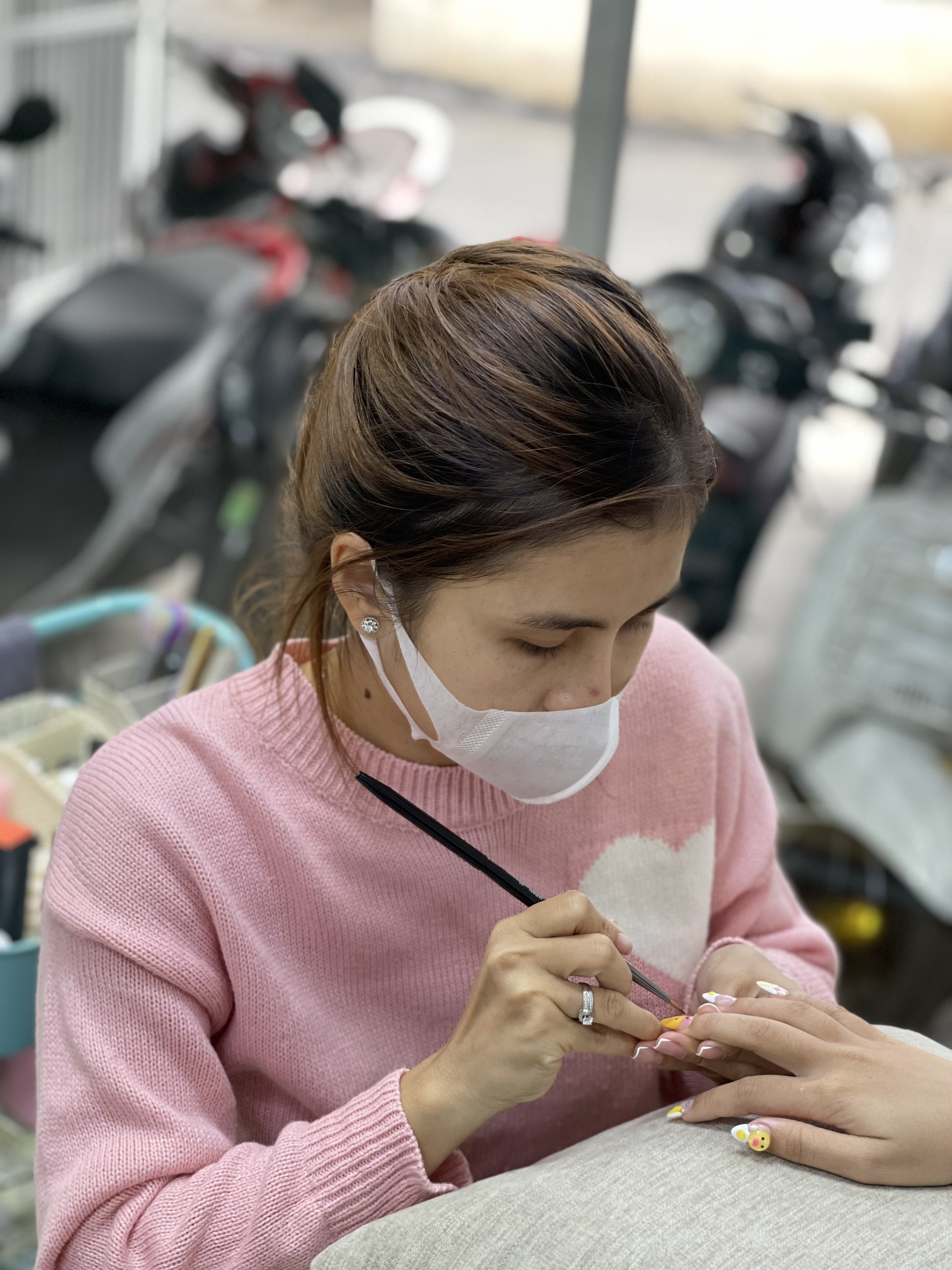 Bước cuối cùng tạo nên sự độc đáo chính là trang trí móng để phù hợp với công việc, sở thích, nhu cầu của khách hàng