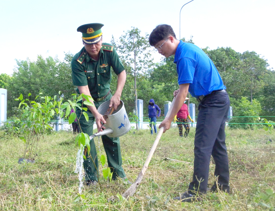Cán bộ Bộ đội Biên phòng tỉnh và đoàn viên thanh niên Tổng Công ty Bảo đảm an toàn hàng hải miền Nam trồng cây tại khuôn viên Đại đội huấn luyện.
