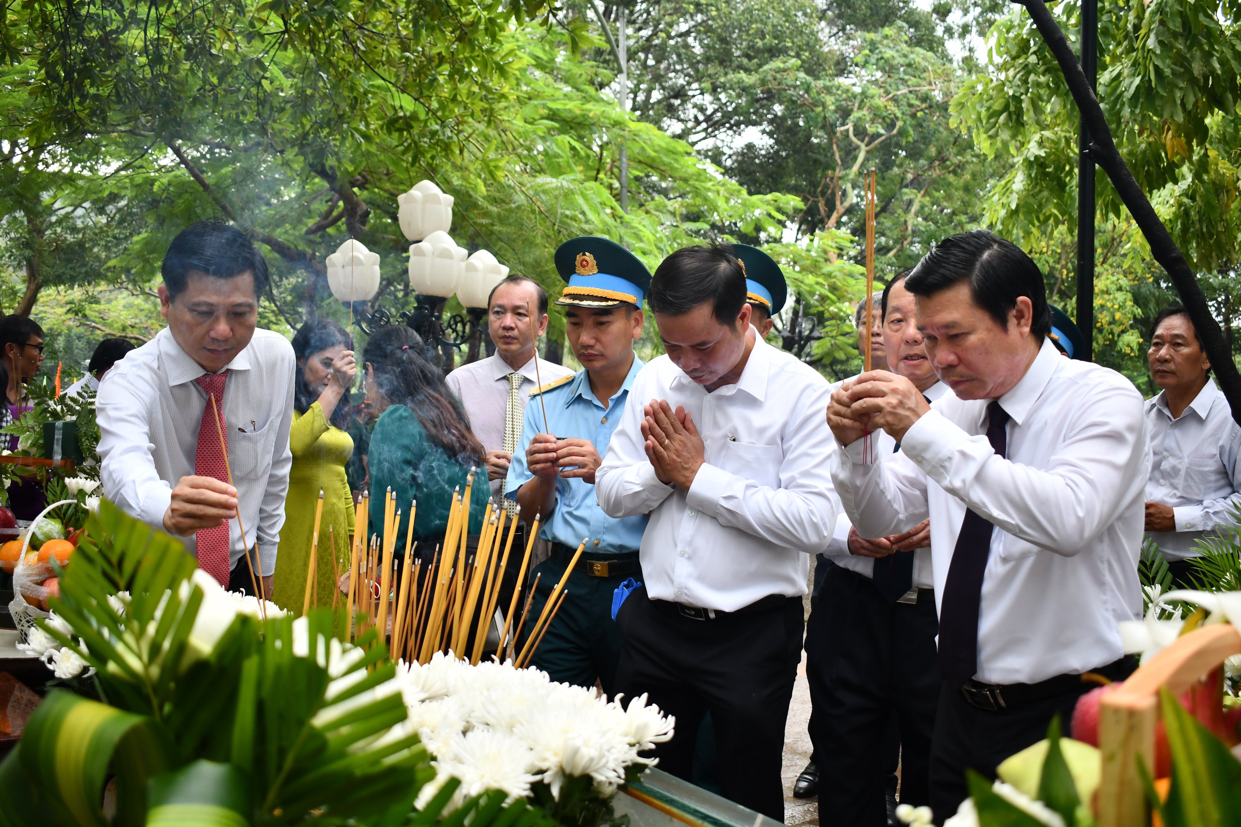 Các đại biểu dâng hương trên mộ phần anh hùng liệt sĩ tại Nghĩa trang Hàng Dương.