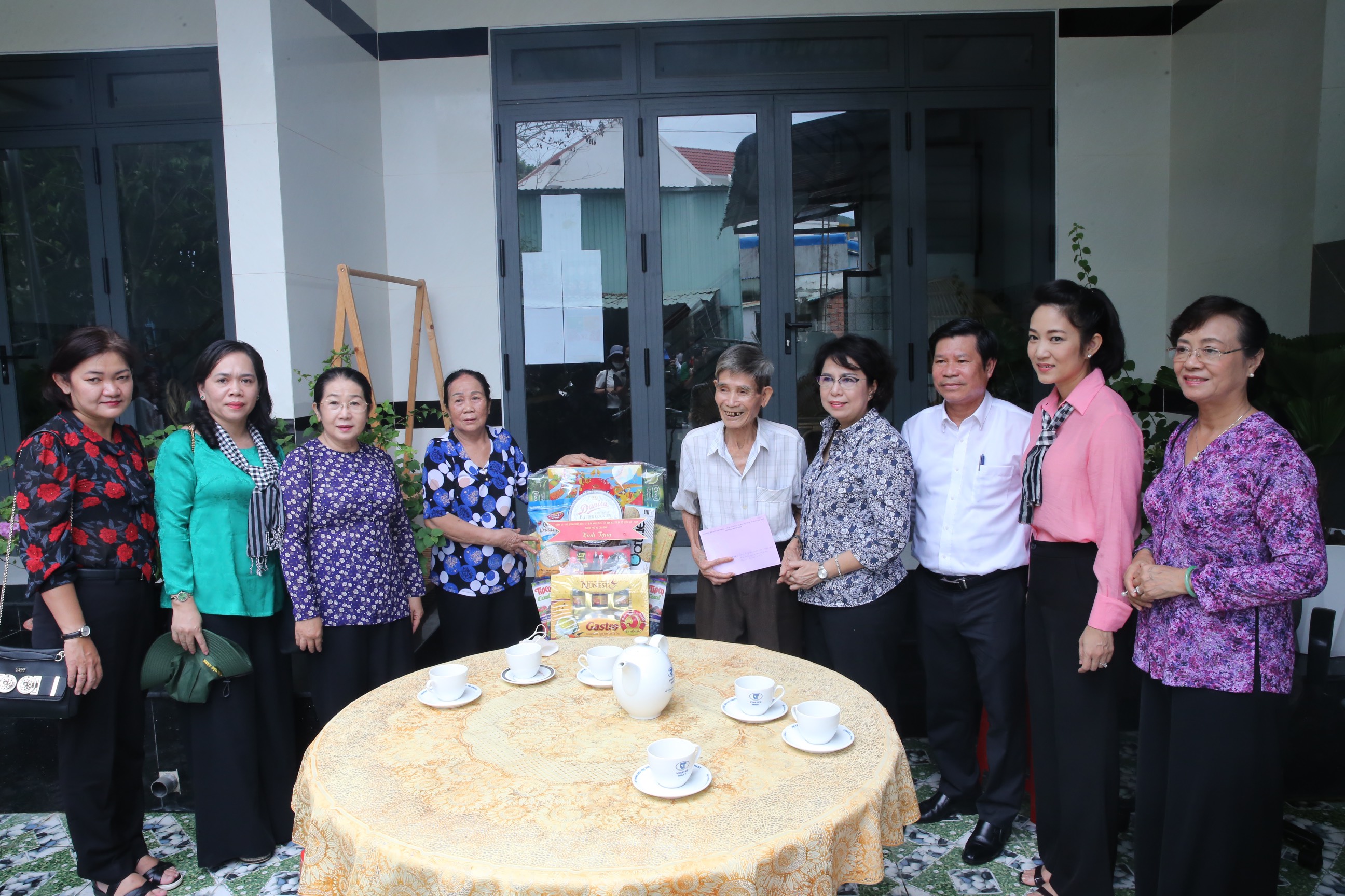 Đoàn do bà Tô Thị Bích Châu, Ủy viên Ban Thường vụ Thành ủy, Chủ tịch UBMTTQ Việt Nam TP. Hồ Chí Minh làm Trưởng Đoàn và ông Nguyễn Văn Xinh, Ủy viên Thường vụ, Trưởng Ban Tuyên giáo Tỉnh ủy Bà Rịa - Vũng Tàu thăm, tặng quà ông Nguyễn Xuân Viên.